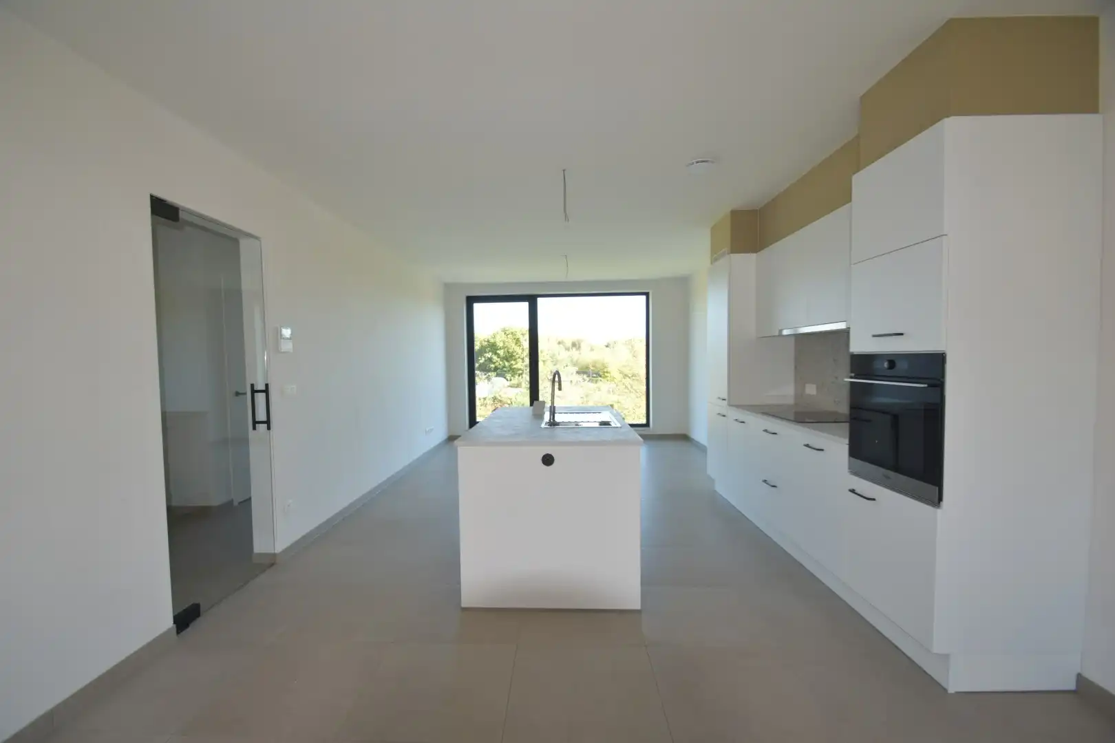 Modern ingericht appartement aan rand van centrum foto 6