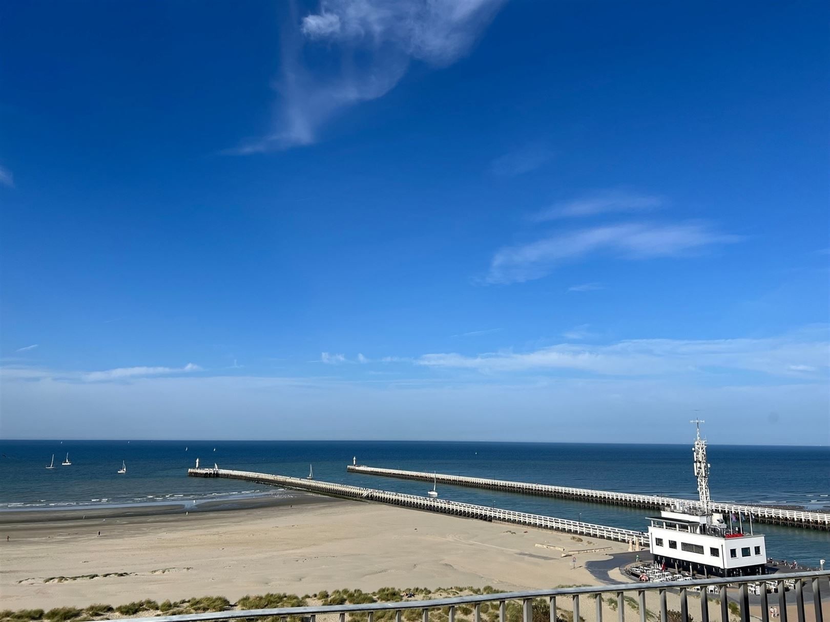 Unieke penthouse 2 slpk met riant terras op de zeedijk foto 8