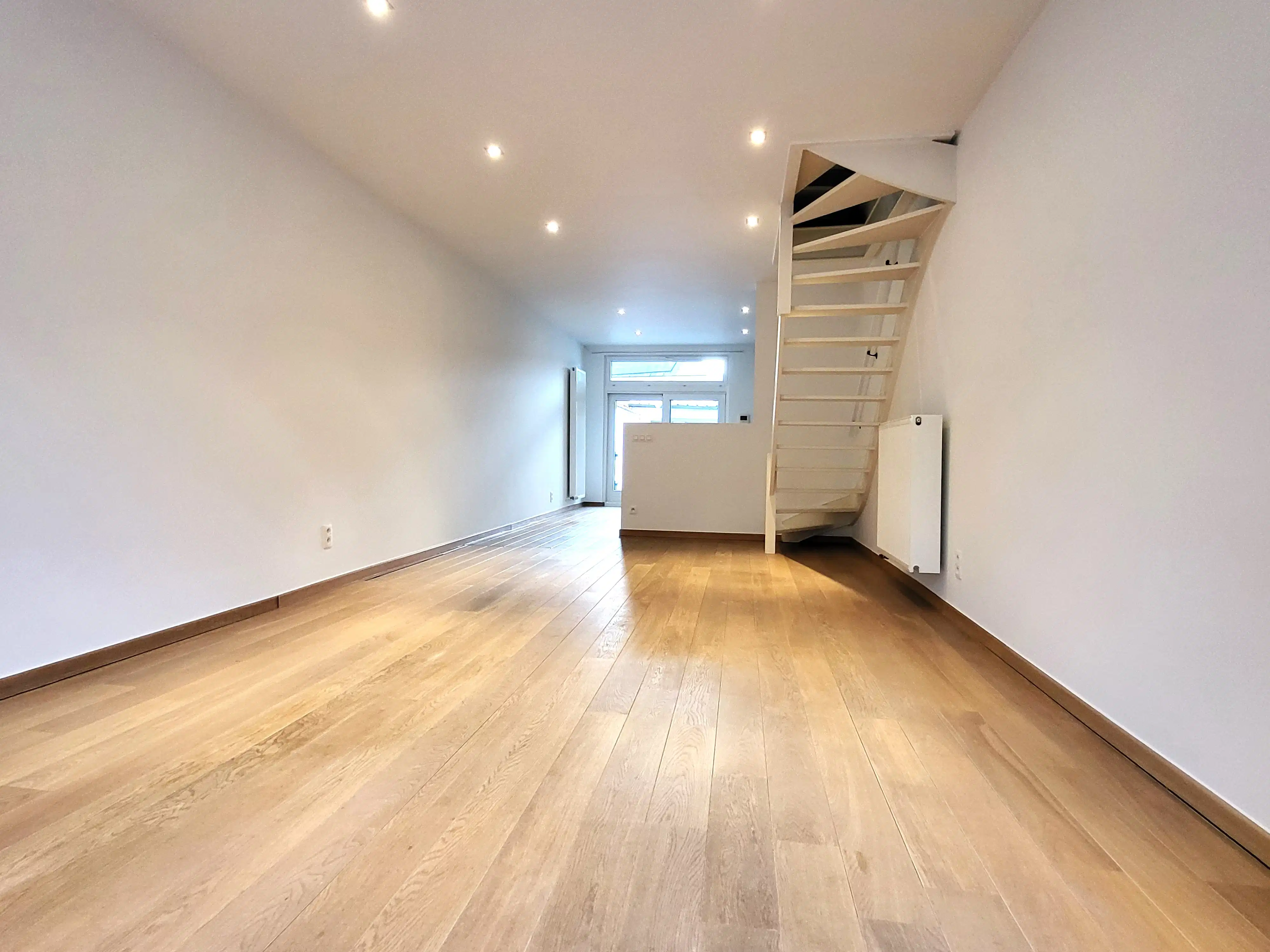 Deze instapklare woning biedt modern wooncomfort op een centrale ligging in het centrum, met winkels, scholen en openbaar vervoer op wandelafstand. foto 4