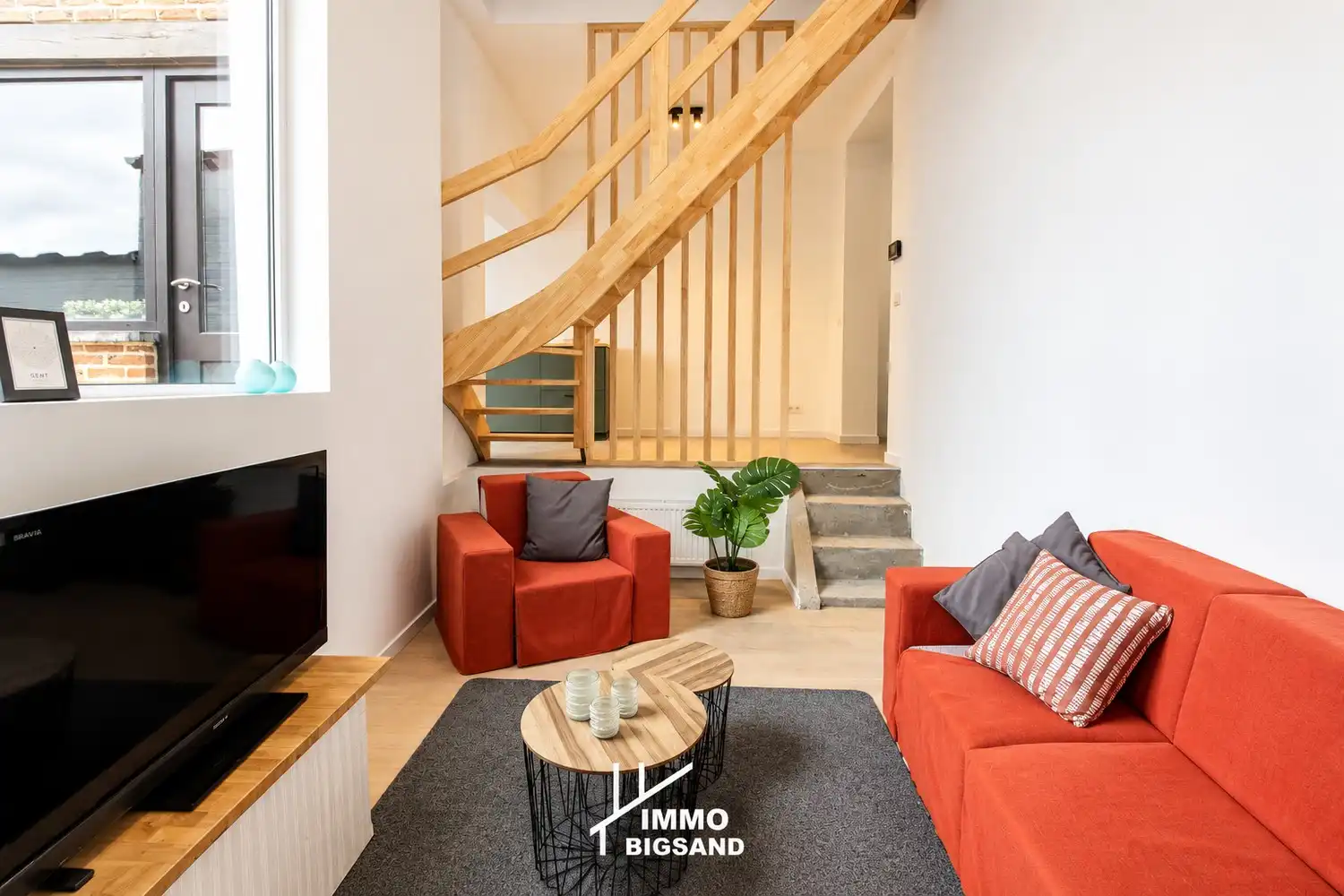 Volledig gerenoveerde woning met tuin en 3 slaapkamers met uitweg foto {{pictureIndex}}