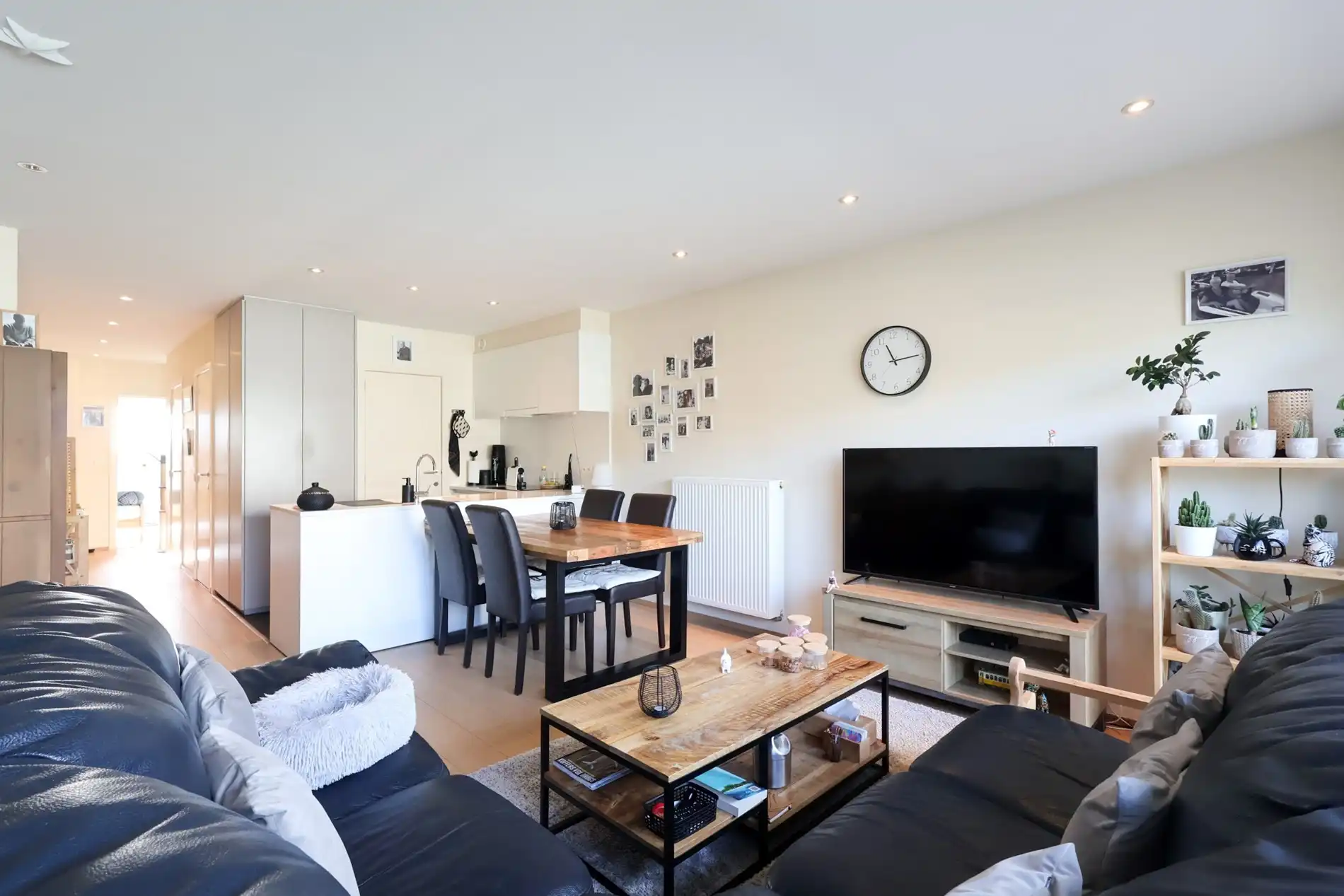 Modern appartement met 2 slaapkamers en parking te Oostduinkerke foto {{pictureIndex}}