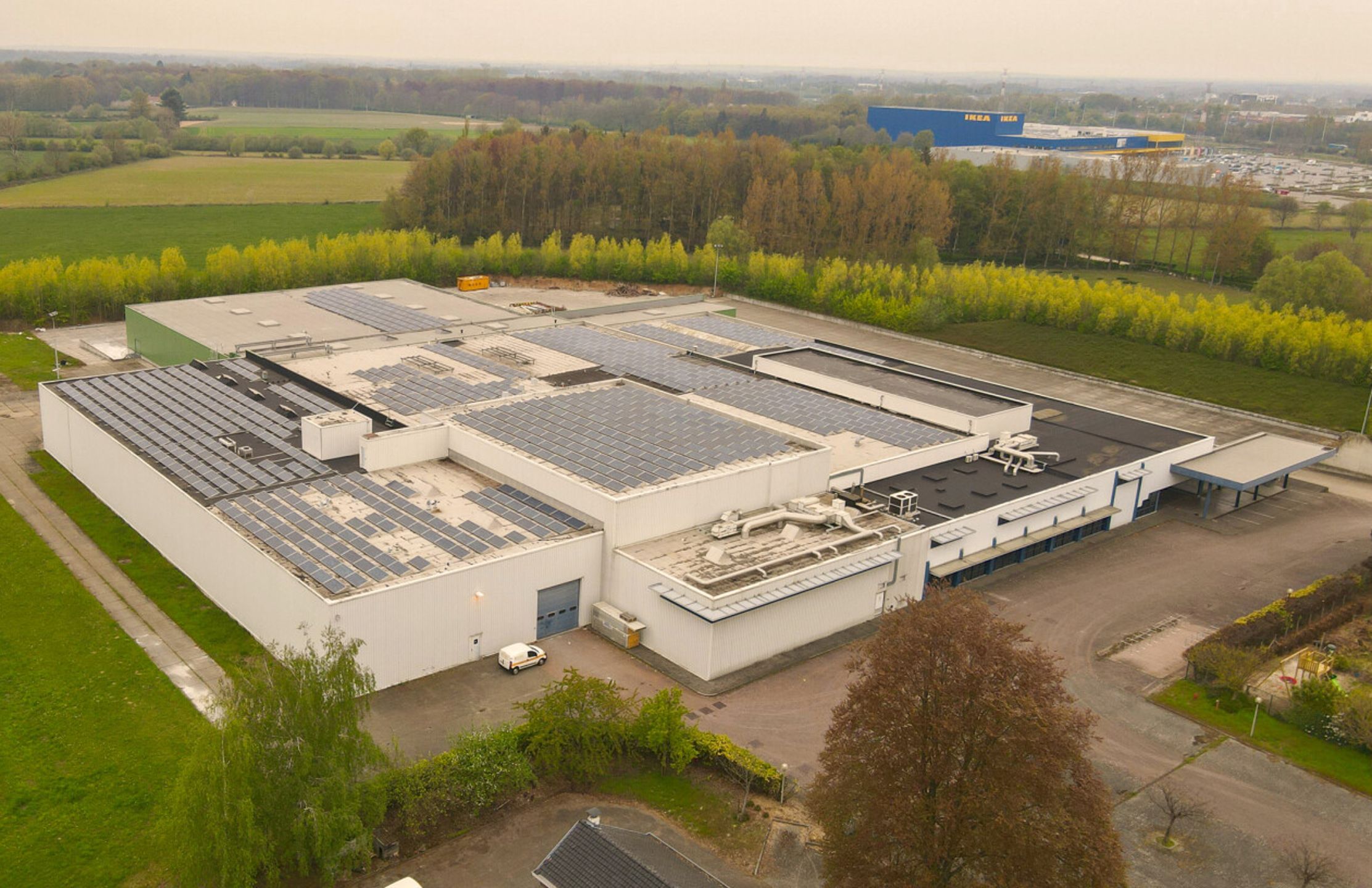 KMO-unit te huur met een oppervlakte van 1.793 m². foto {{pictureIndex}}