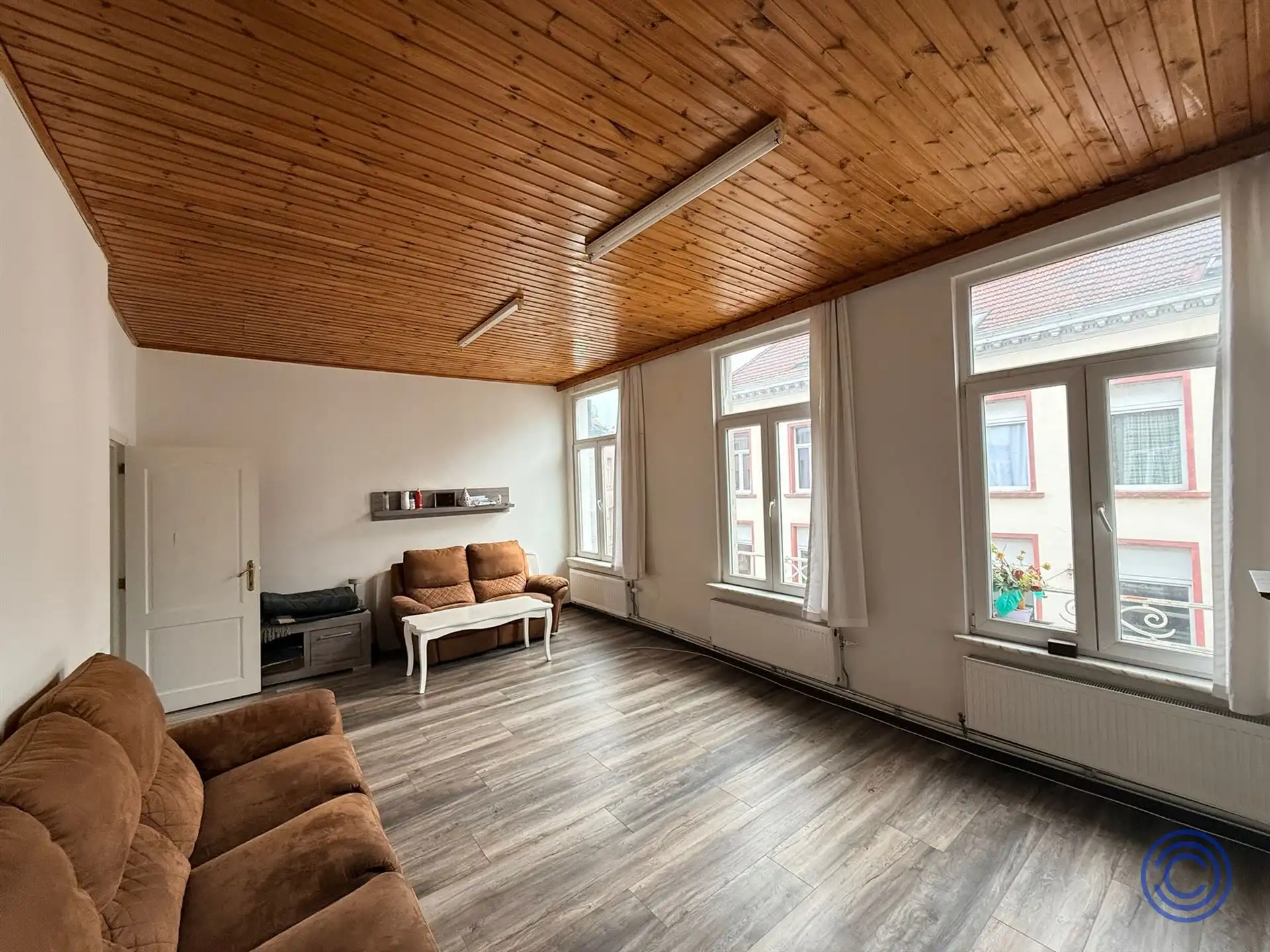 Handelshuis ca. 255m² opgedeeld in winkel en 2 appartement op TOP locatie! foto 2