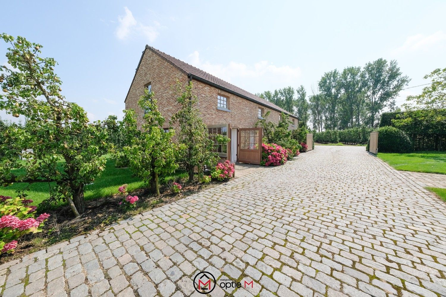 VOLLEDIG GEMEUBELDE WONING IN GROENE OASE foto {{pictureIndex}}