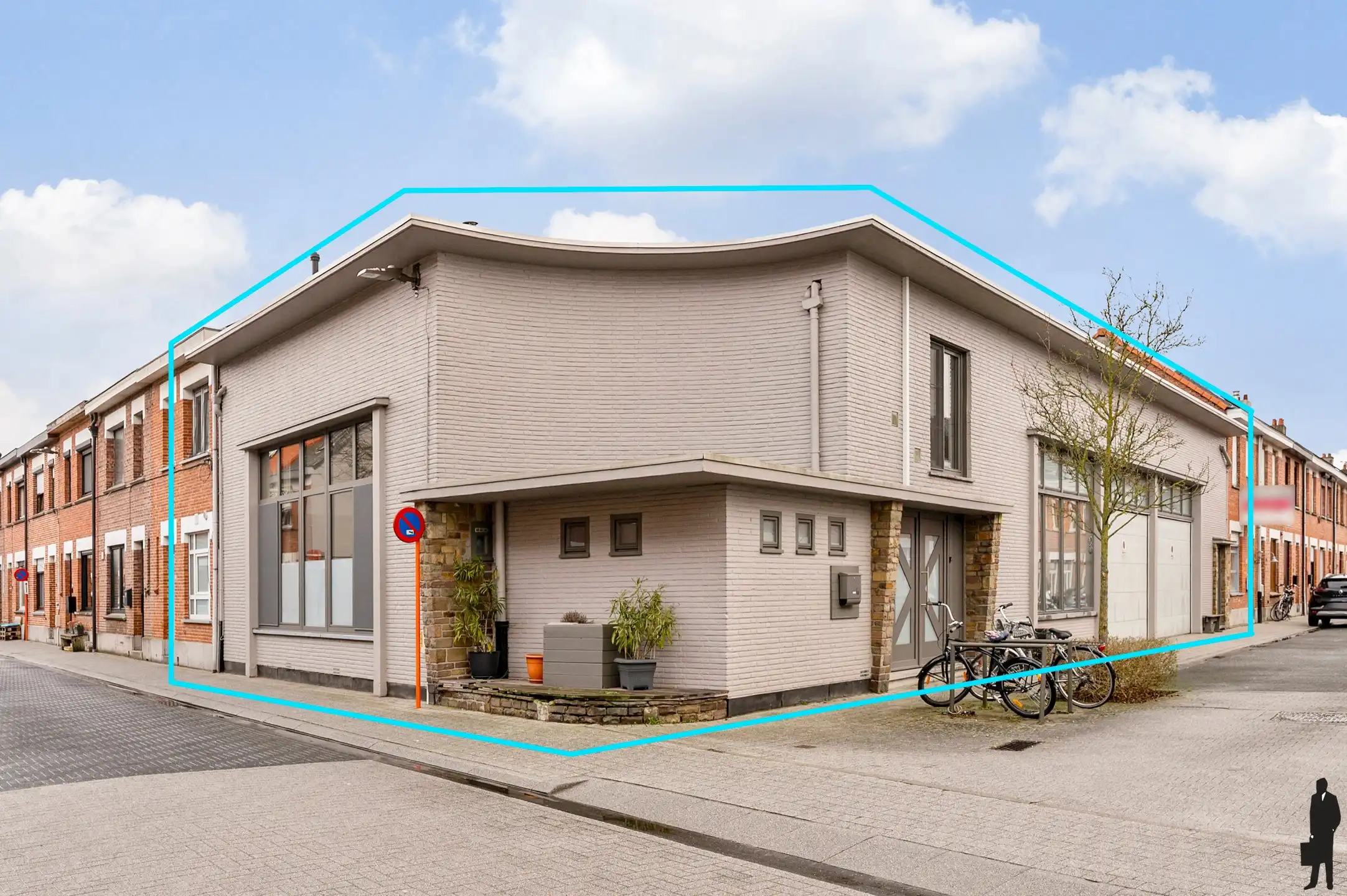 Zeer ruime en rustig gelegen met 3 slaapkamers en grote polyvalente ruimte. foto {{pictureIndex}}