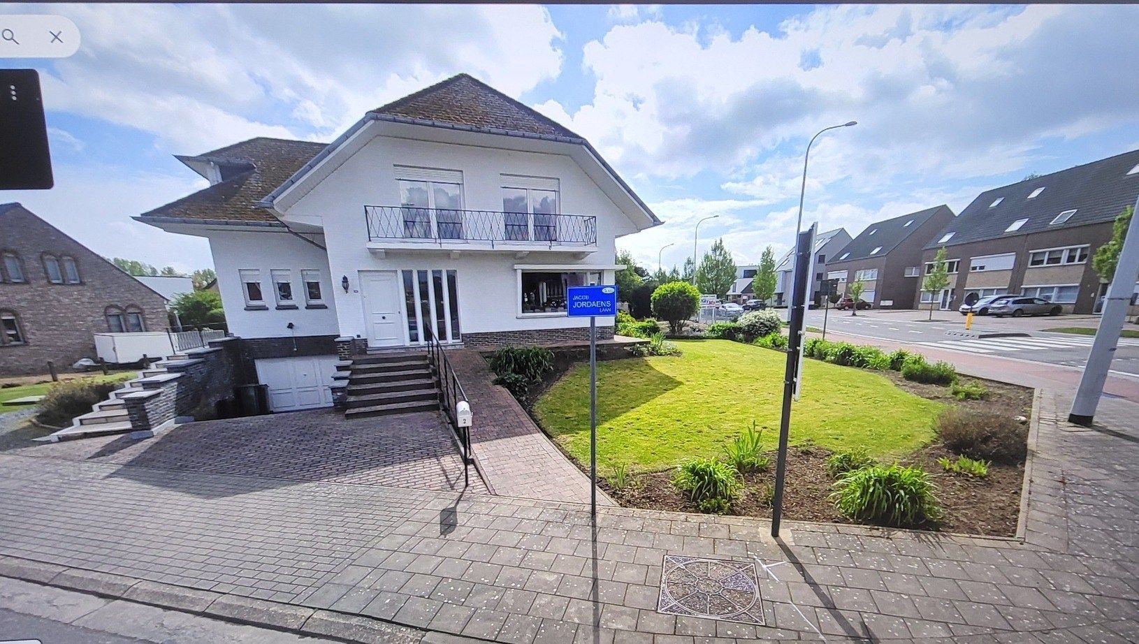 Statig gluurt deze villa naar haar omgeving... foto 18