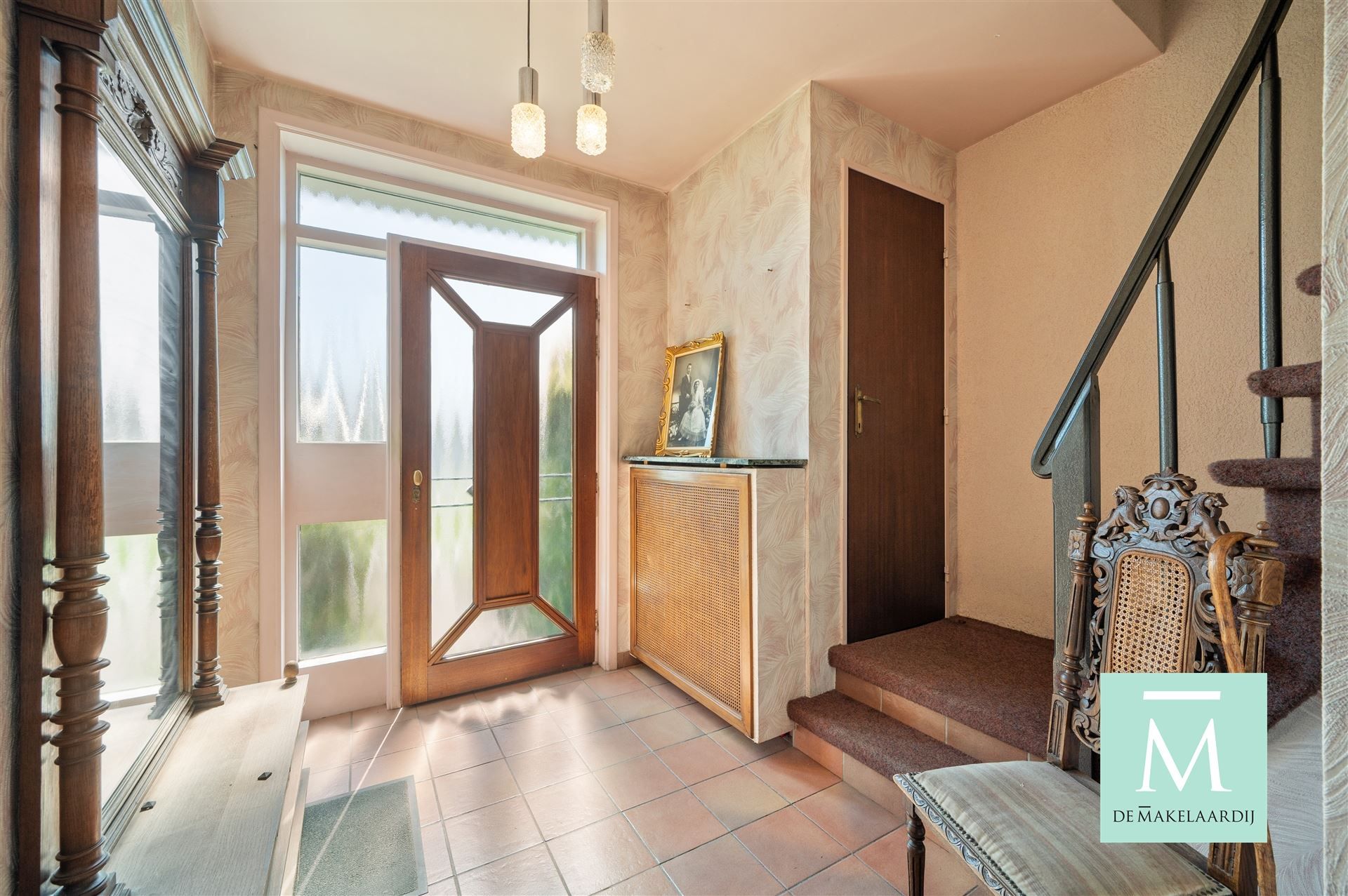 Op te frissen woning met achteruitweg, 3 slaapkamers en tuin op toplocatie! foto 2