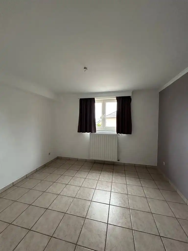 Ruim appartement met 2 slaapkamers, terras en autostaanplaats te Kinrooi.  foto 5