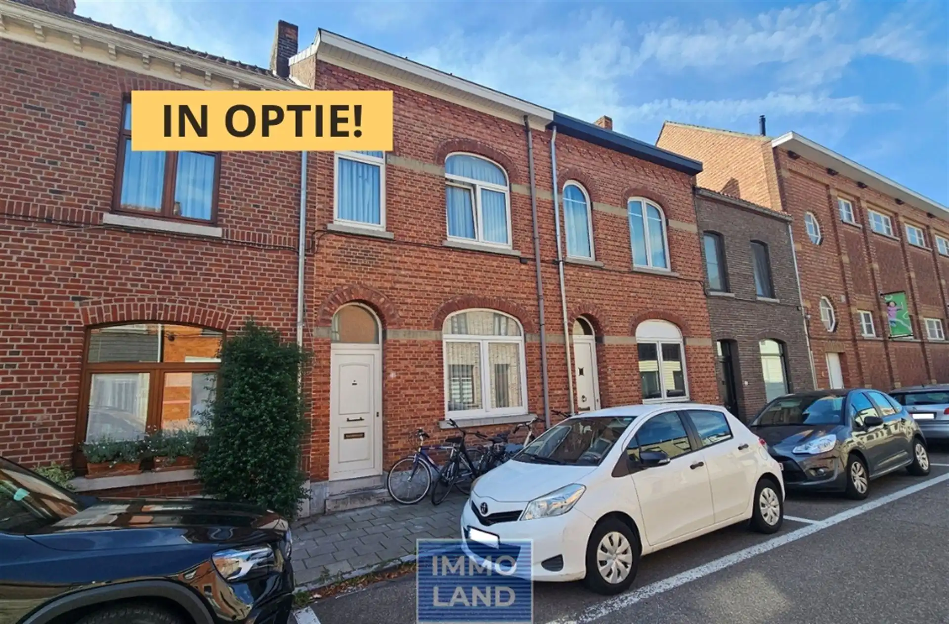 Charmante rijwoning met diepe zuid gerichte tuin in Hasselt. foto {{pictureIndex}}