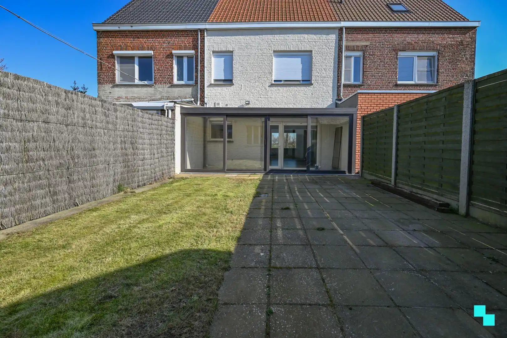 Gerenoveerde woning met twee slaapkamers en ruime garage foto {{pictureIndex}}