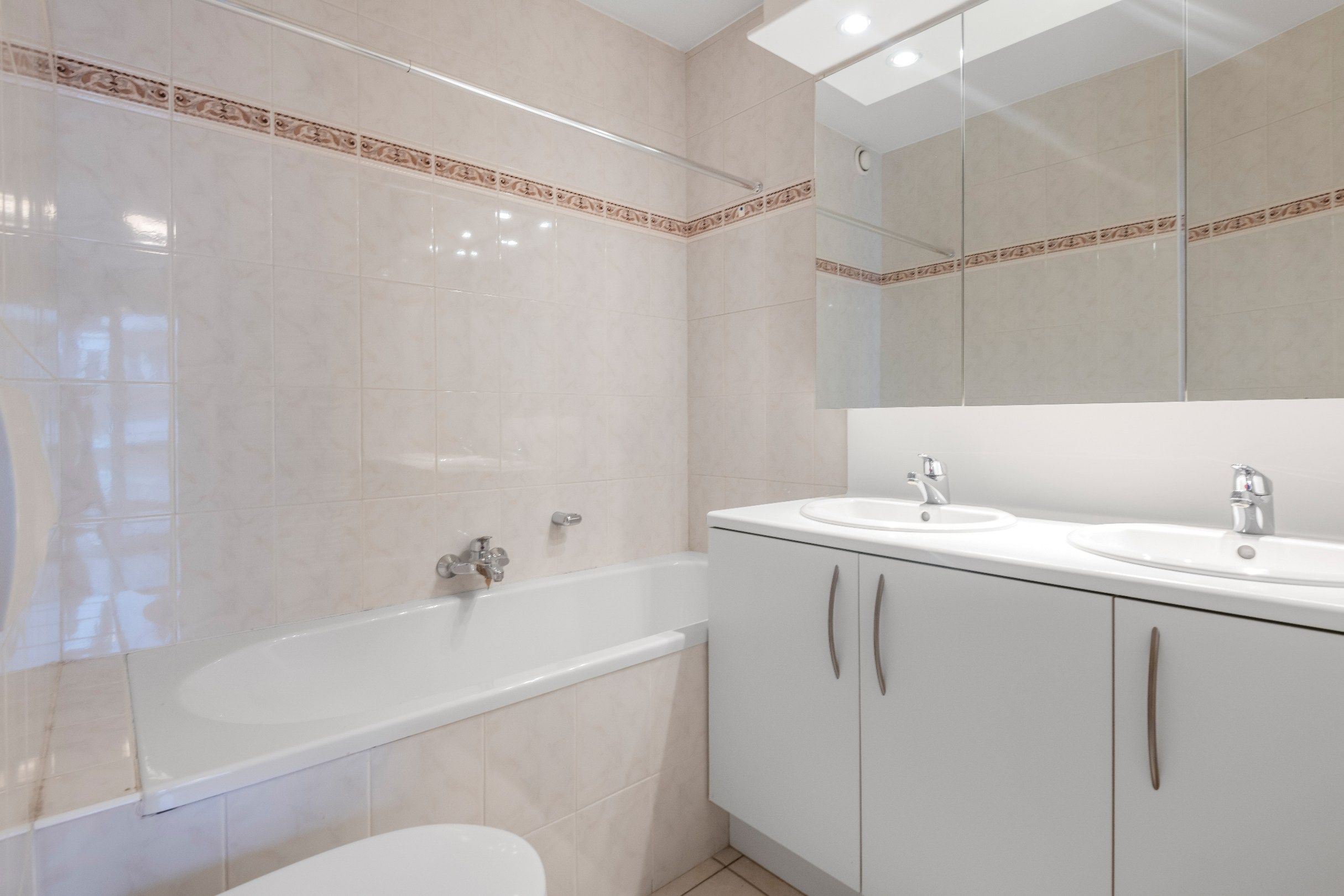 Zeer centraal gelegen, ongemeubeld appartement in de Dumortierlaan op enkele stappen van de Lippenslaan en de Zeedijk. foto 14