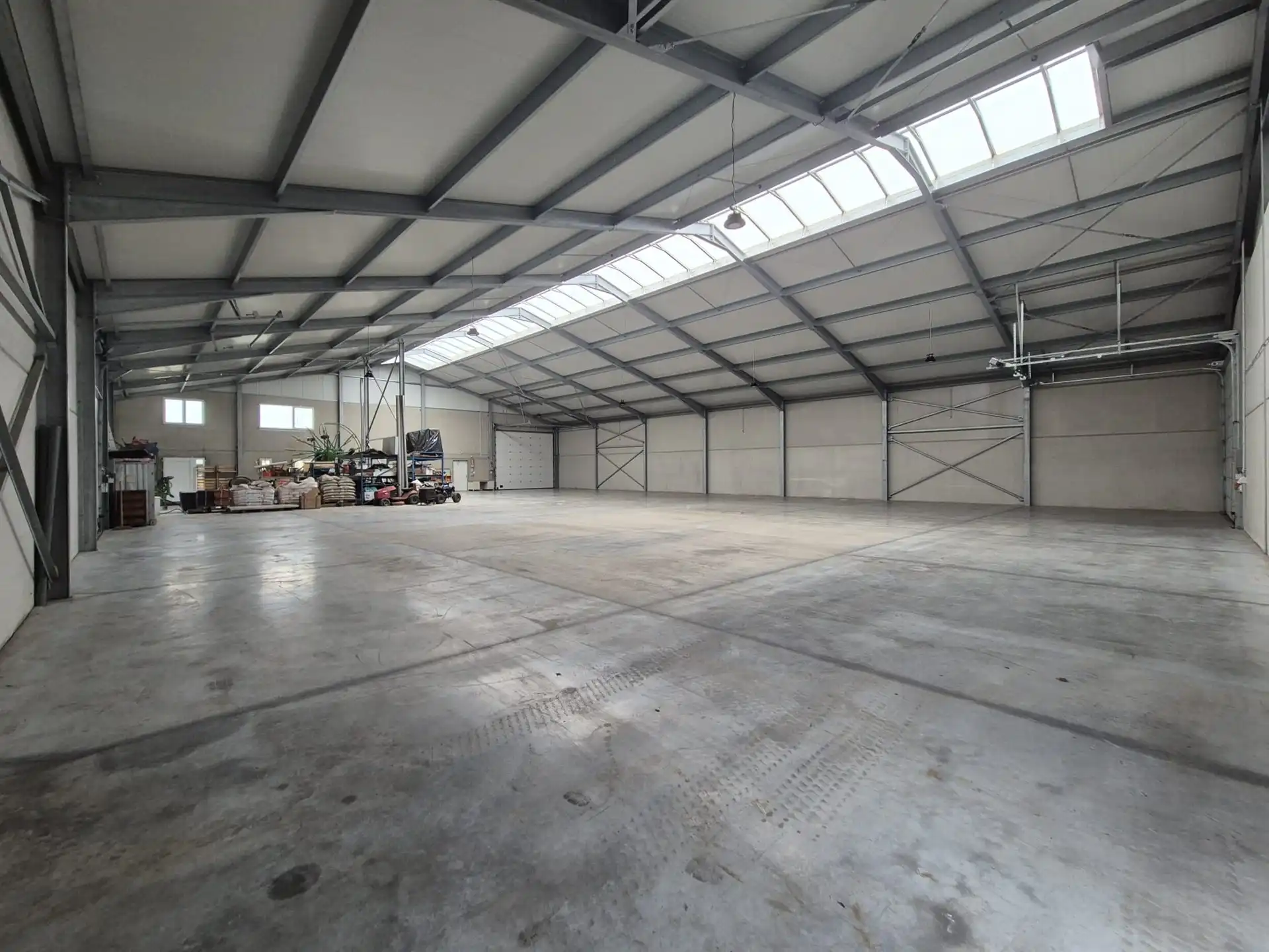 Loods van ± 1.000 m² met ruime buitenopslag. foto 9