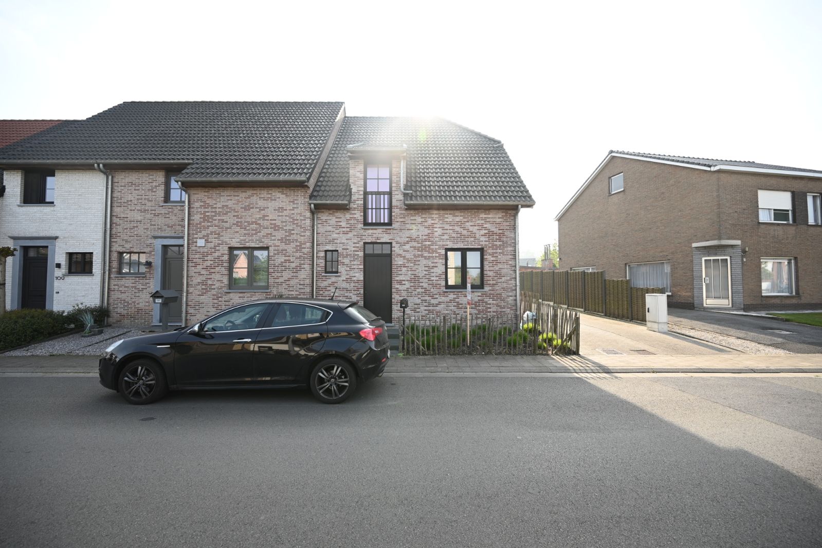 Gezinsvriendelijke Woning met Open Keuken, Tuin parkeerplaats en Garage foto 2