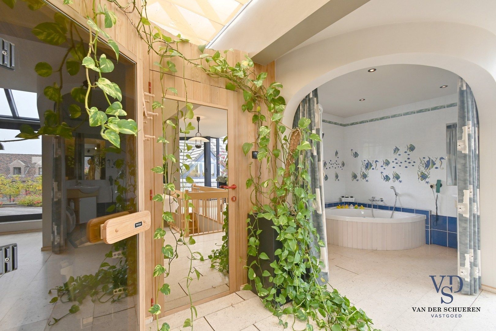 Ruim handelspand met penthouse in villastijl foto 40