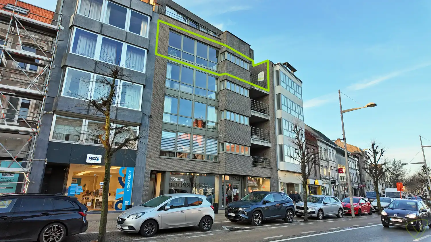 Lichtrijk appartement met panoramisch uitzicht op de Markt van Eeklo! foto {{pictureIndex}}