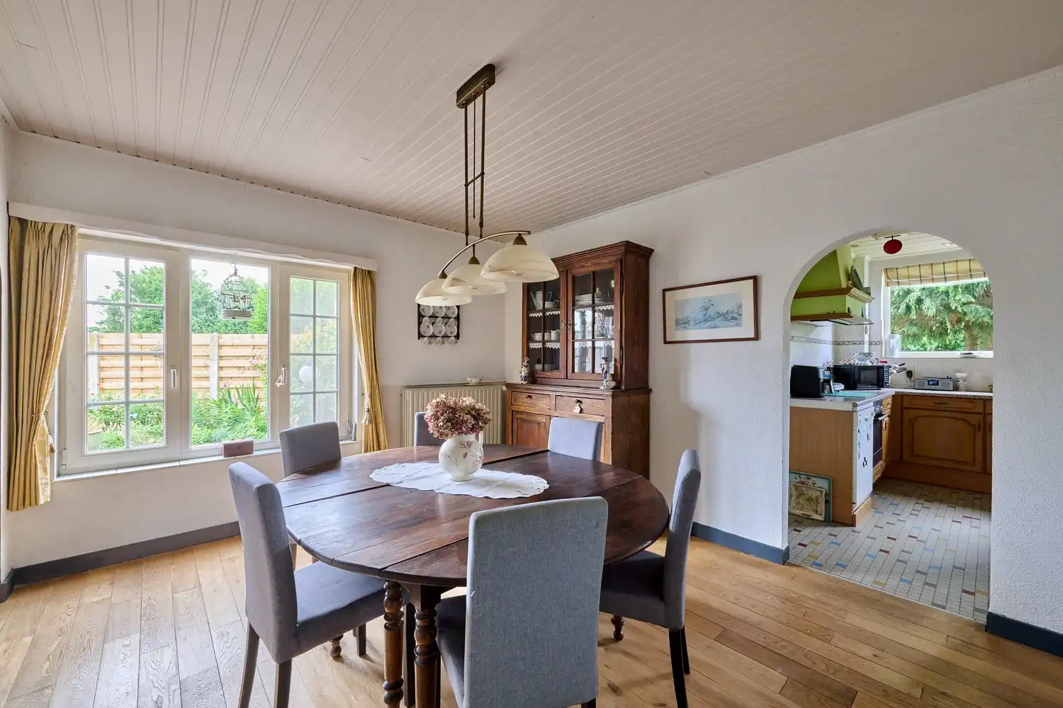 Vrijstaande karakteristieke woning met 4 slaapkamers gelegen op een fraai gelegen perceel foto 3