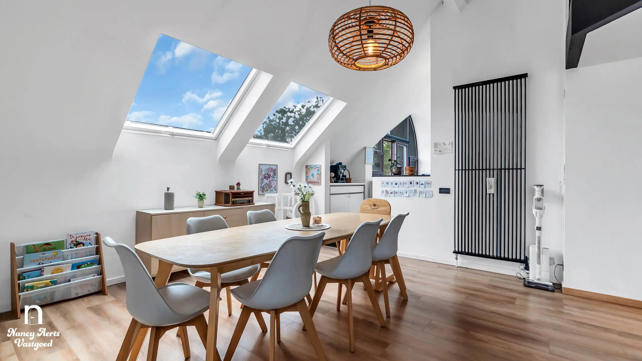 Lichtrijke duplex met open indeling en 3 slaapkamers foto {{pictureIndex}}