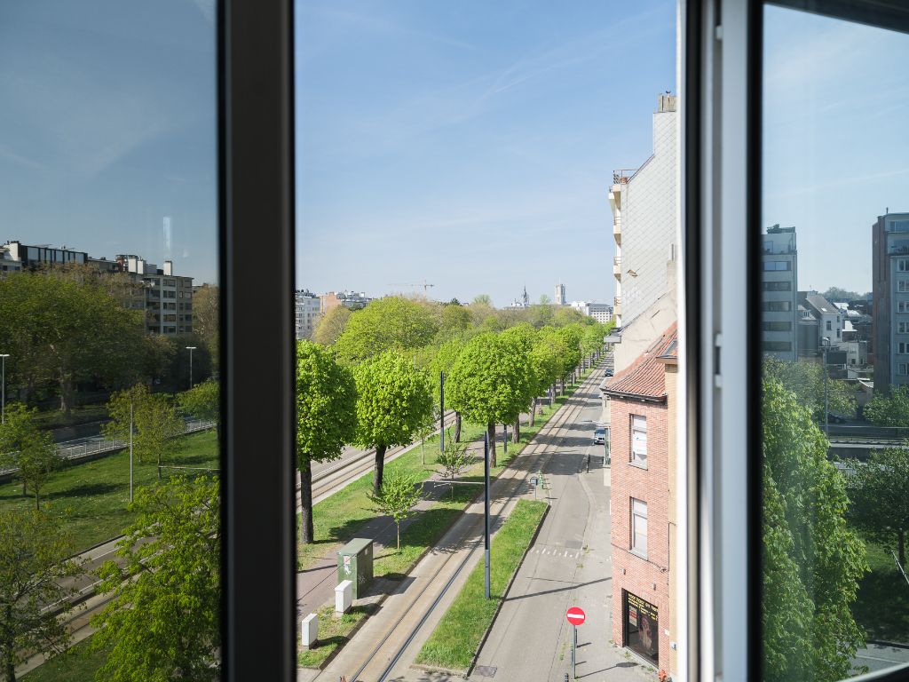 Uniek hoekappartement in een iconisch sixties-gebouw met terras en breed zicht over het Zuidpark en Gentse torens. foto 4