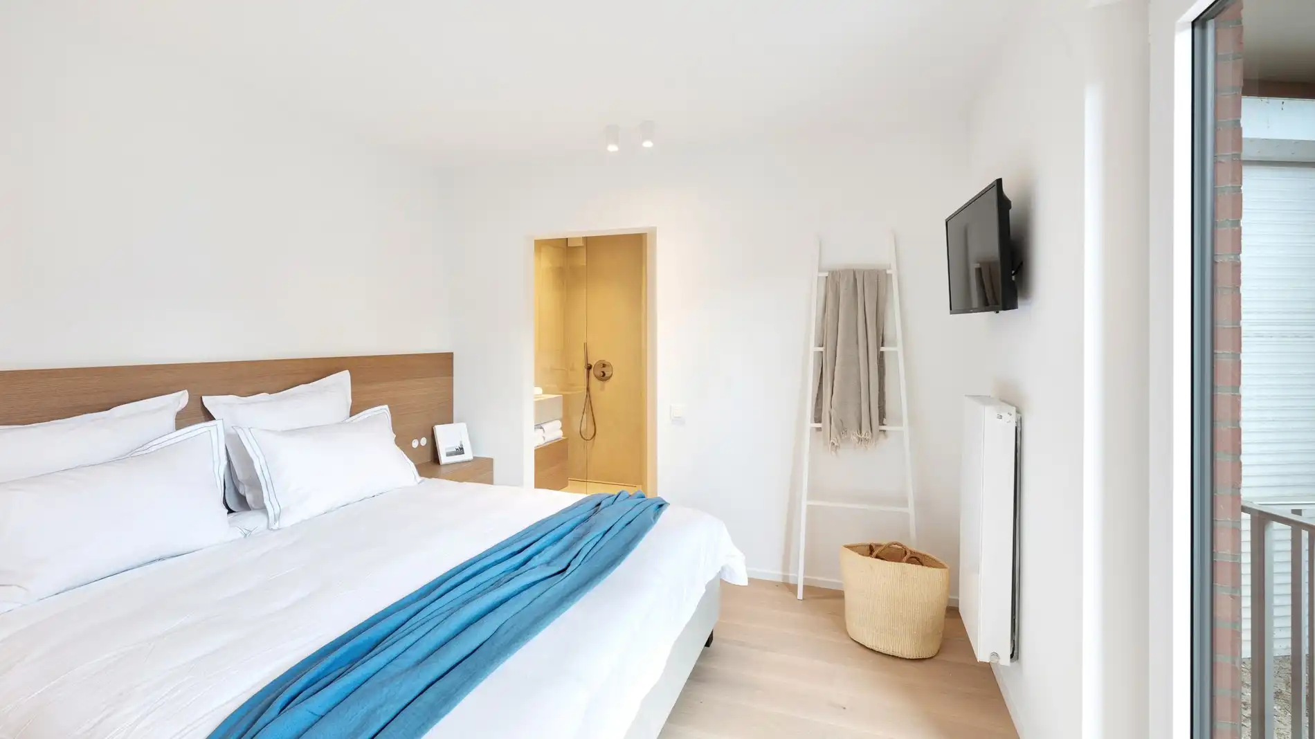 Centraal gelegen, volledig gerenoveerd appartement met drie slaapkamers. foto 14