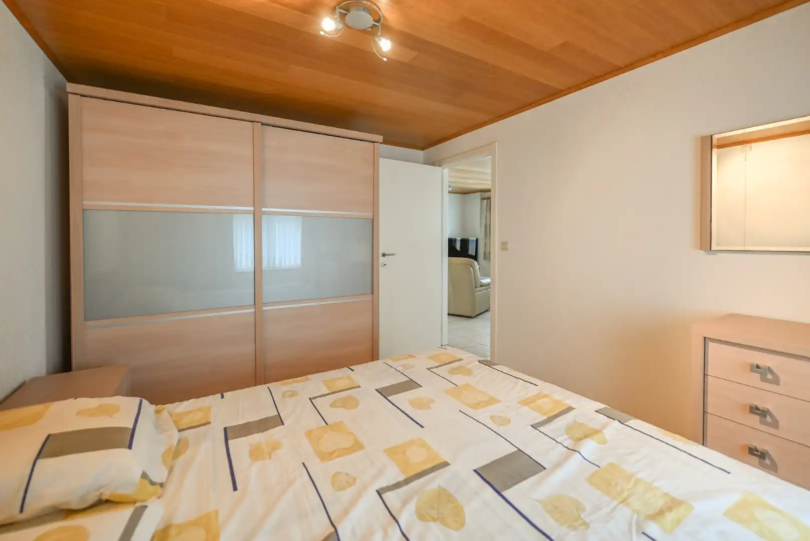Centraal gelegen woning met 2 slaapkamers, tuin en garage foto 12