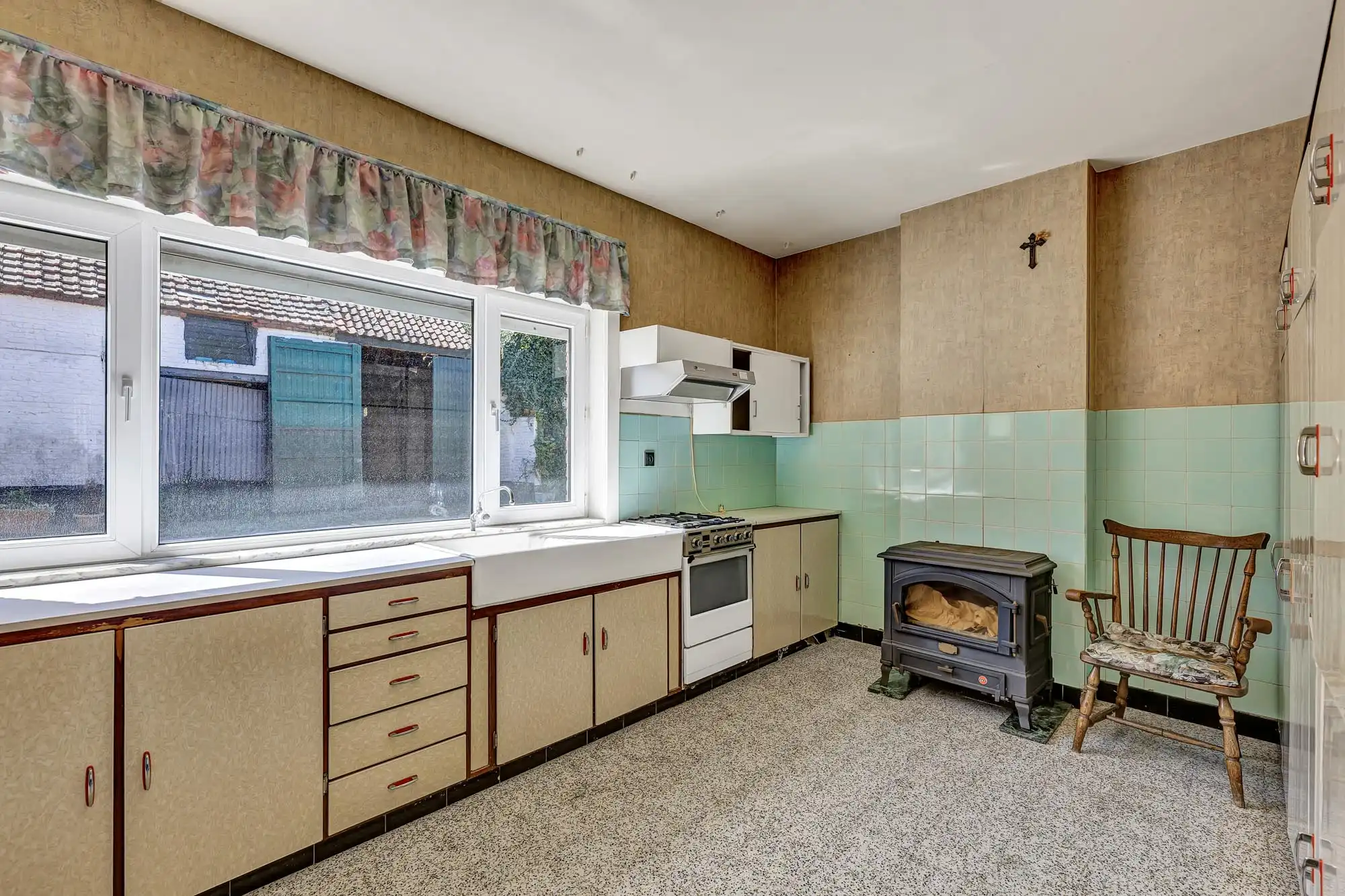 Ruime te renoveren woning met loods en bouwgrond foto 11