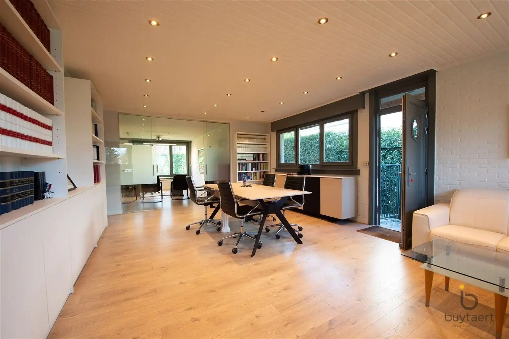 Villa met praktijk of  kangoeroewoning en Zuid - West tuin. foto 39