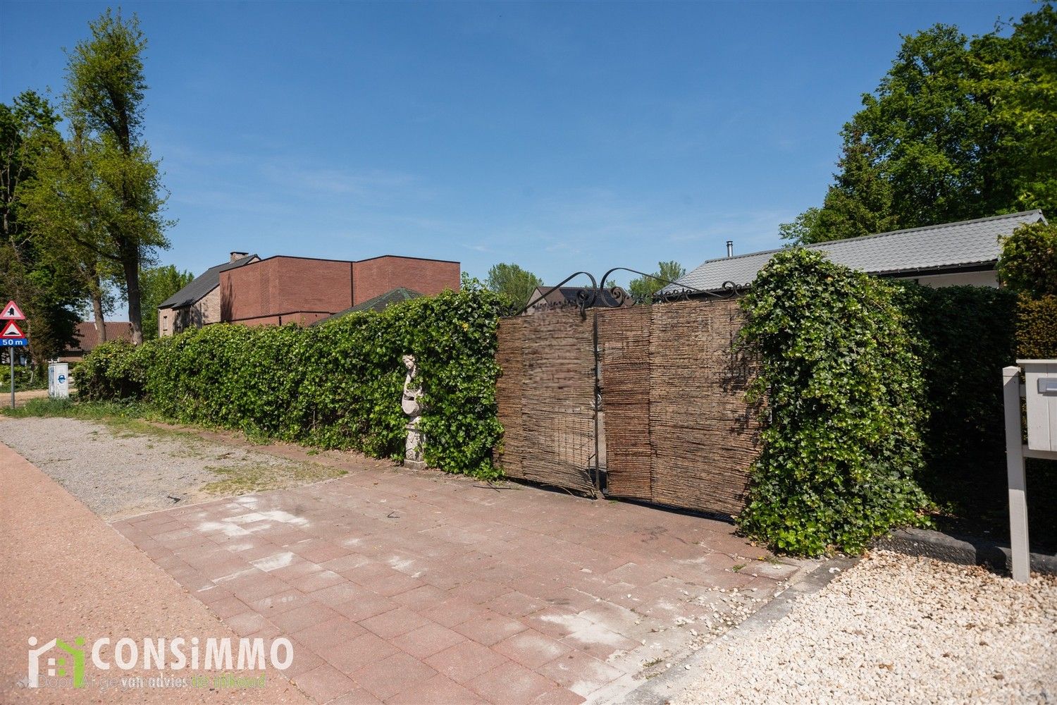 Gelijkvloerse woning met veel potentieel - vergunde nieuwbouwmogelijkheid in Genk foto 3
