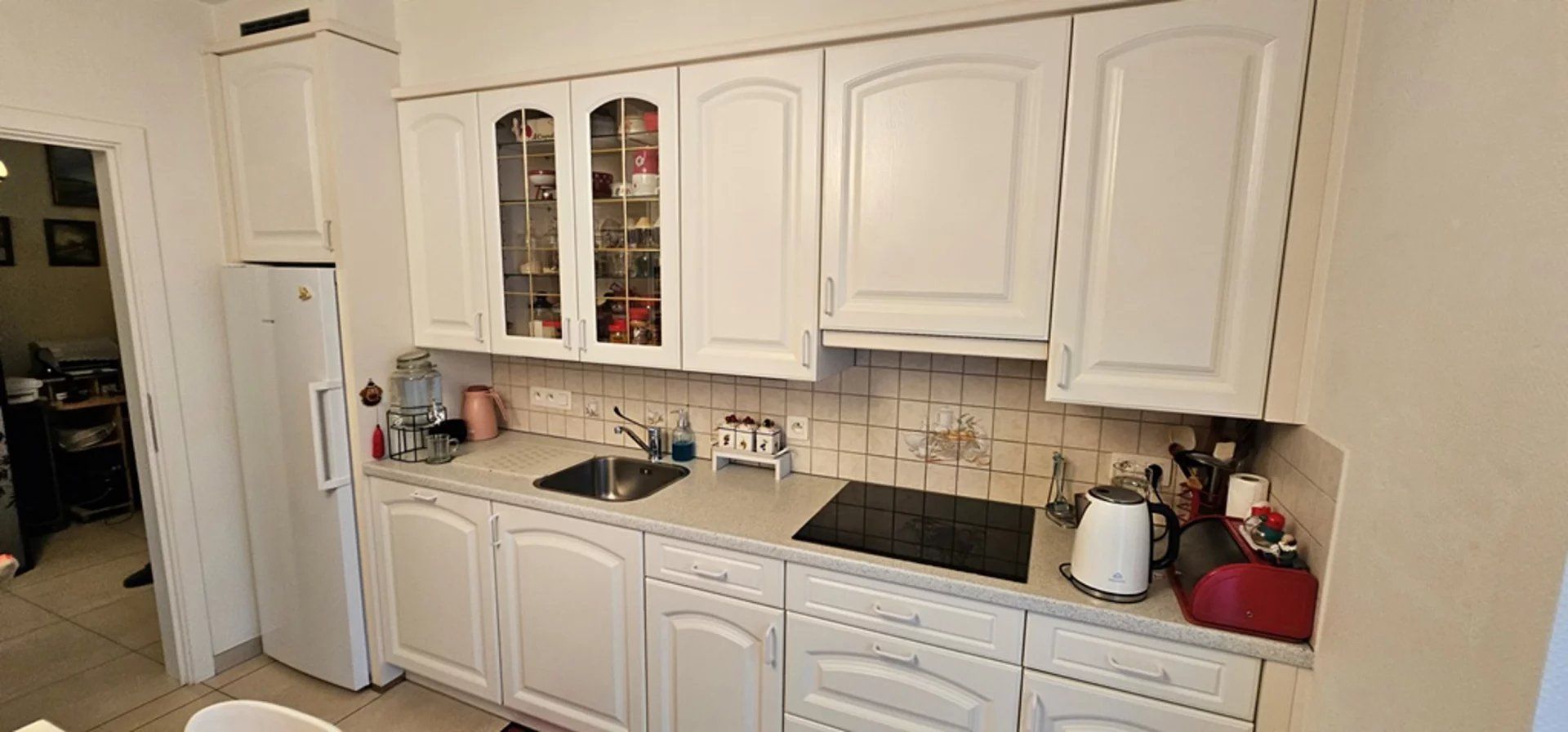 Ruime, recente, instapklare, energiezuinige half open bebouwing met degelijke en kwalitatieve afwerking en zonnepanelen, gelegen net buiten de grote ring van Hasselt. foto 10