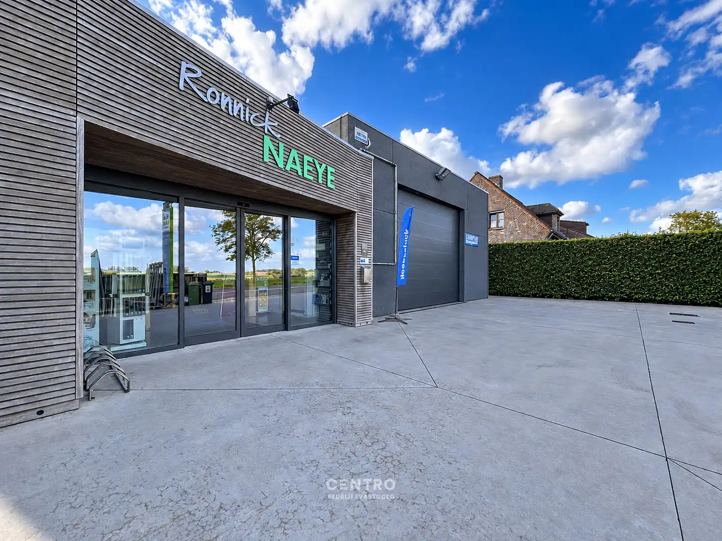 Veelzijdig bedrijfspand met ruim MAGAZIJN, TOONZAAL, KANTOREN EN COMFORTABELE WONING op 1.746 M²! foto 3