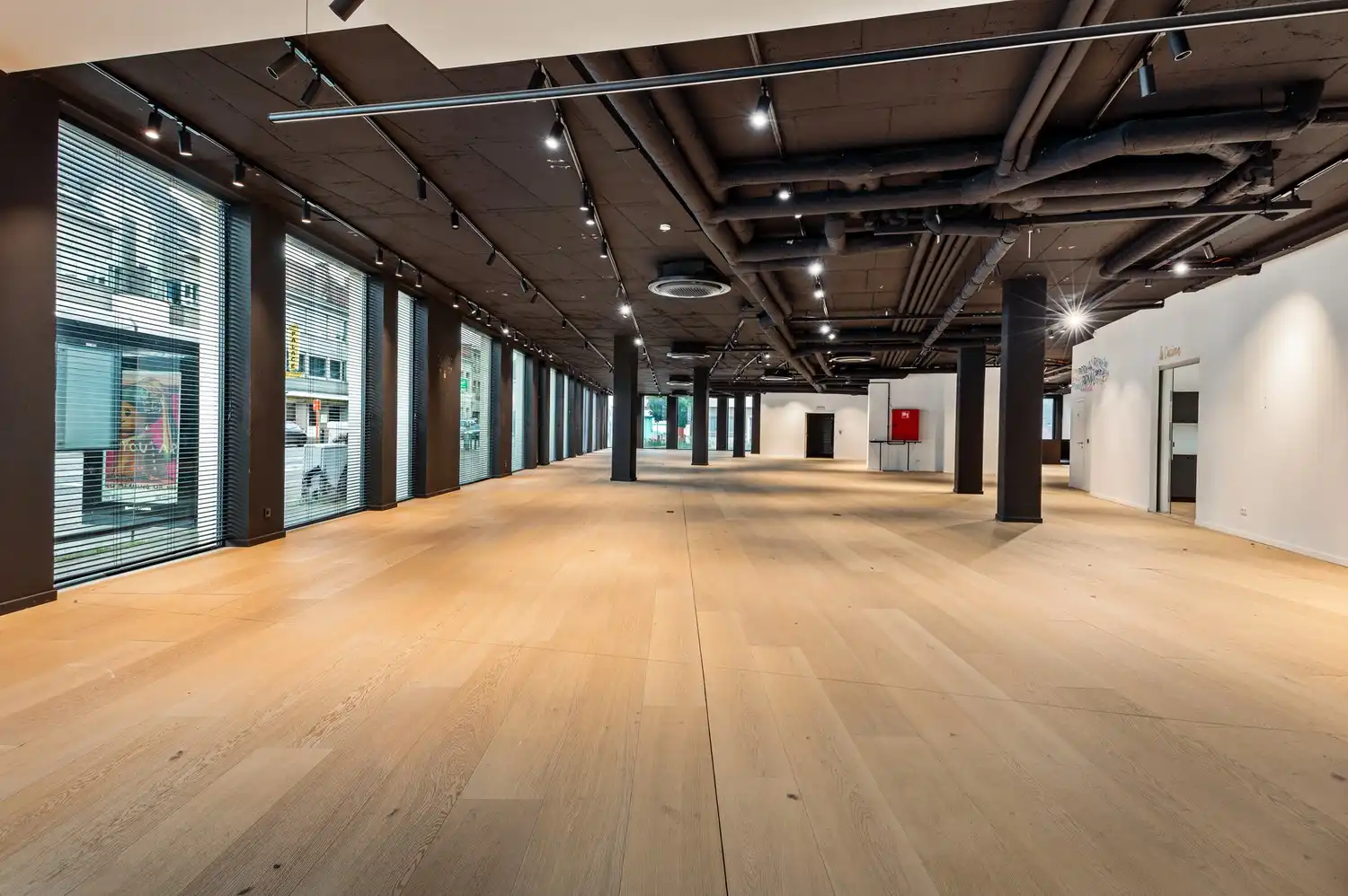 Riant handelspand (723m²) + 5 autostaanplaatsen & garagebox te Wijnegem! foto 3