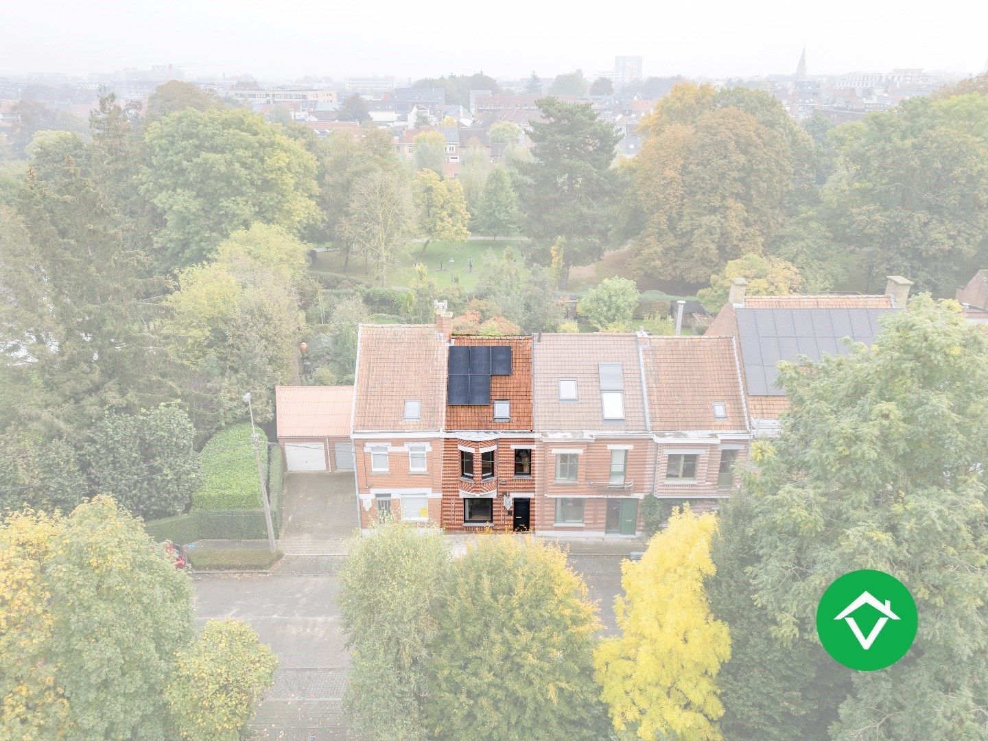 Charmante, instapklare woning met 2 slaapkamers en tuin nabij het stadspark te Roeselare foto {{pictureIndex}}