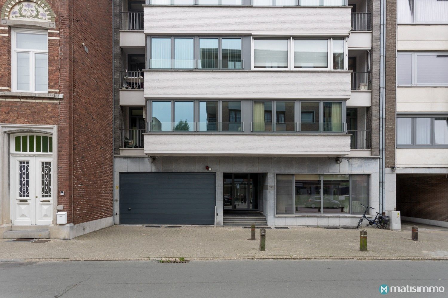 RECENT GERENOVEERD APPARTEMENT MET AUTOSTAANPLAATS OP WANDELAFSTAND VAN TONGEREN CENTRUM foto 2