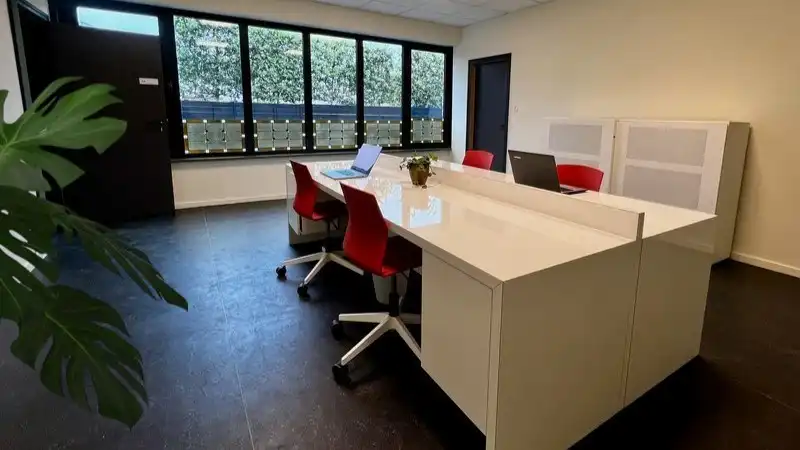 Volledig gerenoveerde kantoren in kleinschalig business center in Gent foto 6