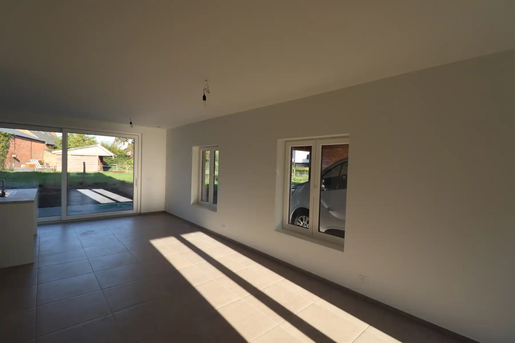 Ruime nieuwbouwwoning (163m² BO) met 3 slaapkamers, terras met tuin en brede carport. foto 2