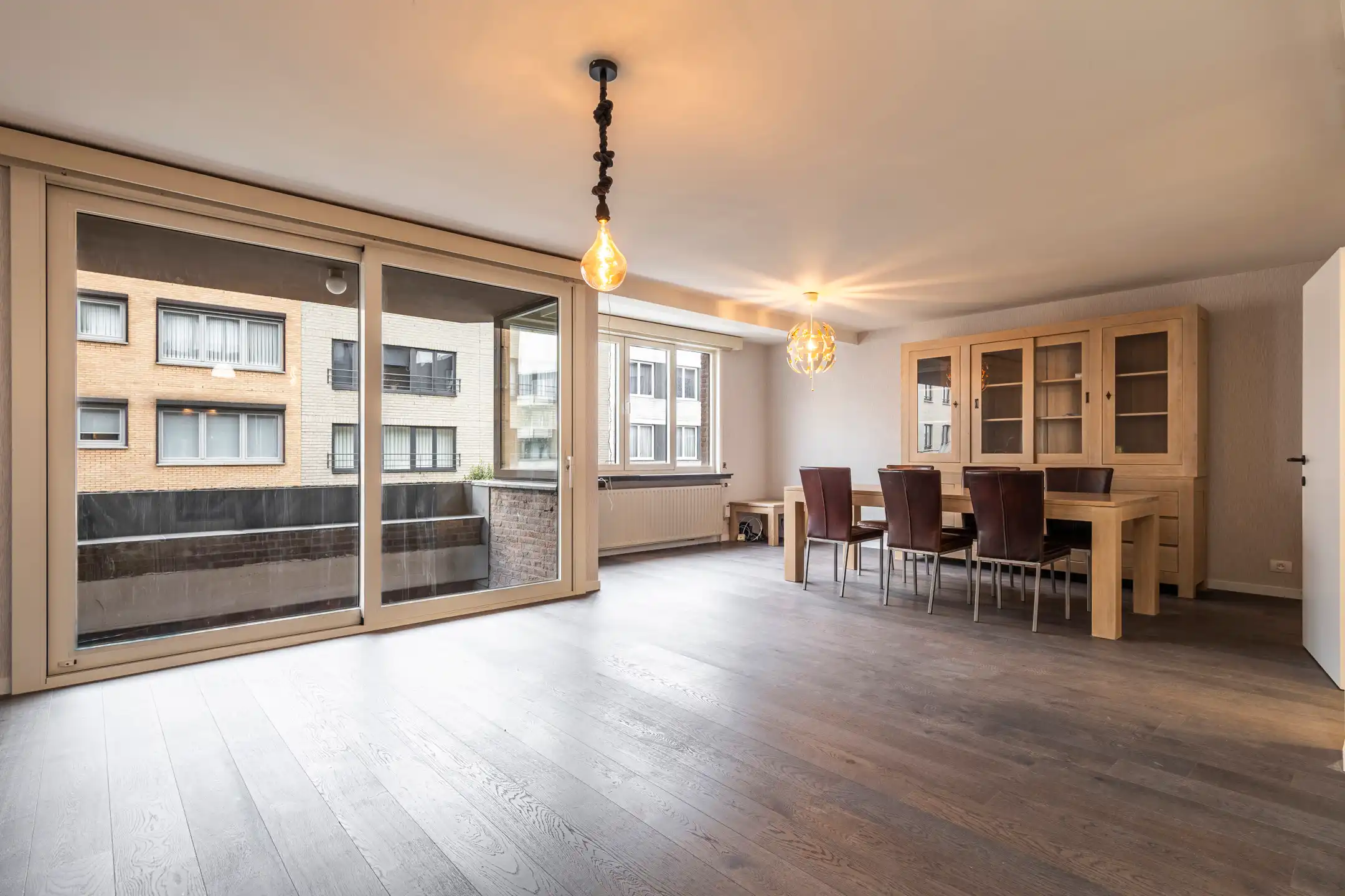 Recent gerenoveerd app. (103m²) met terras en garage foto 2