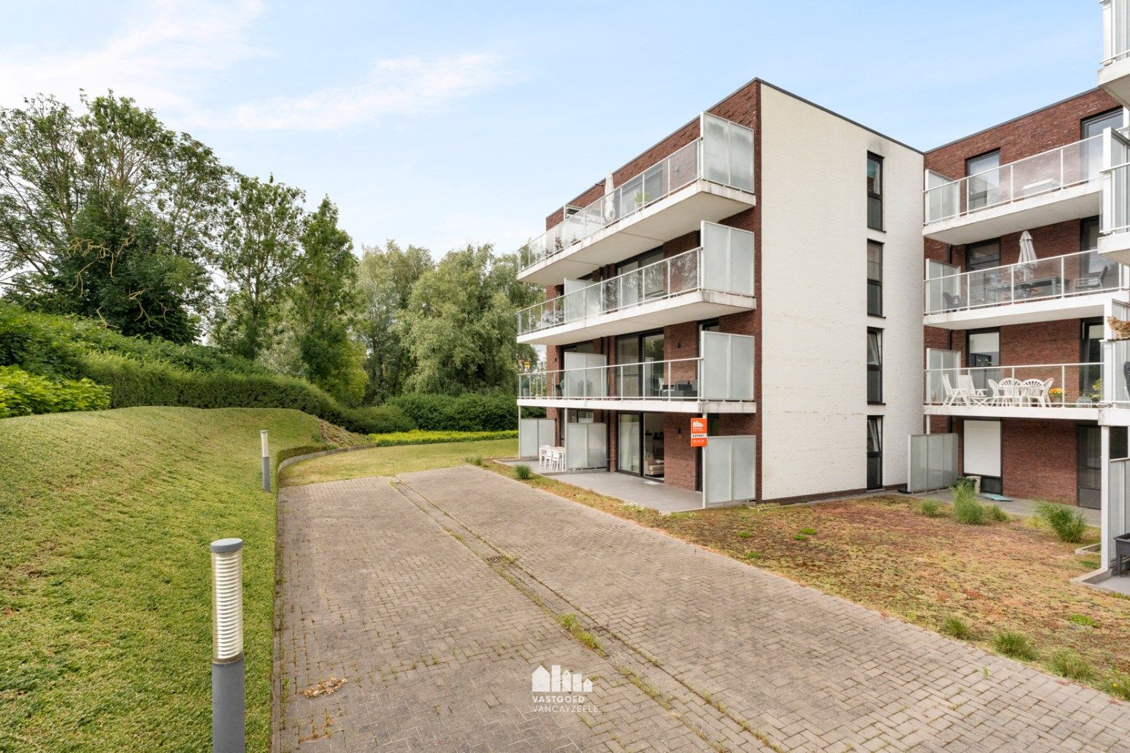 Instapklaar appartement met groot zonnig terras en garage op idyllische locatie midden in het groen.  foto 16