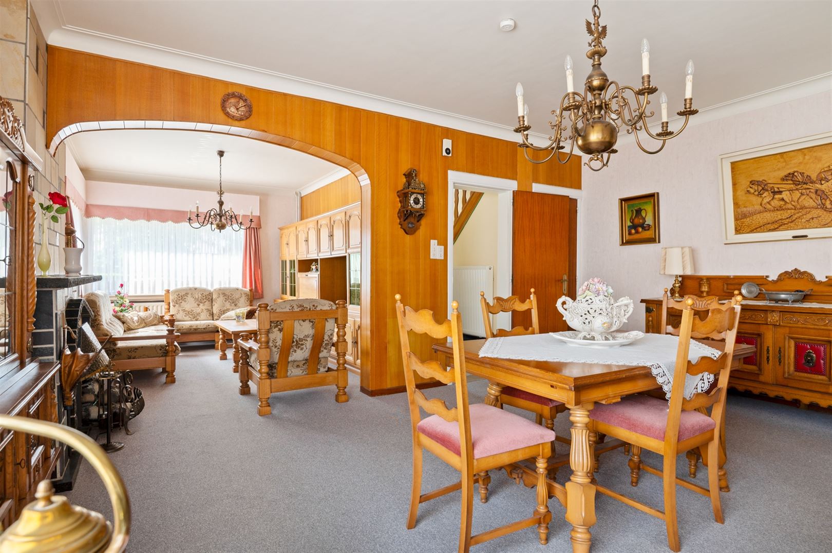 Te renoveren halfopen woning met 3 slaapkamers en garage. foto 3