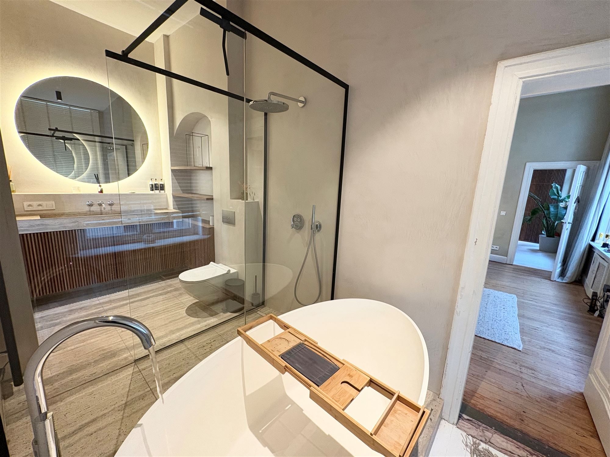 Gemeubeld (All-inclusive) 1 - slaapkamer appartement - contract 4 tot 6 maanden met ondergrondse autostaanplaats. foto 2