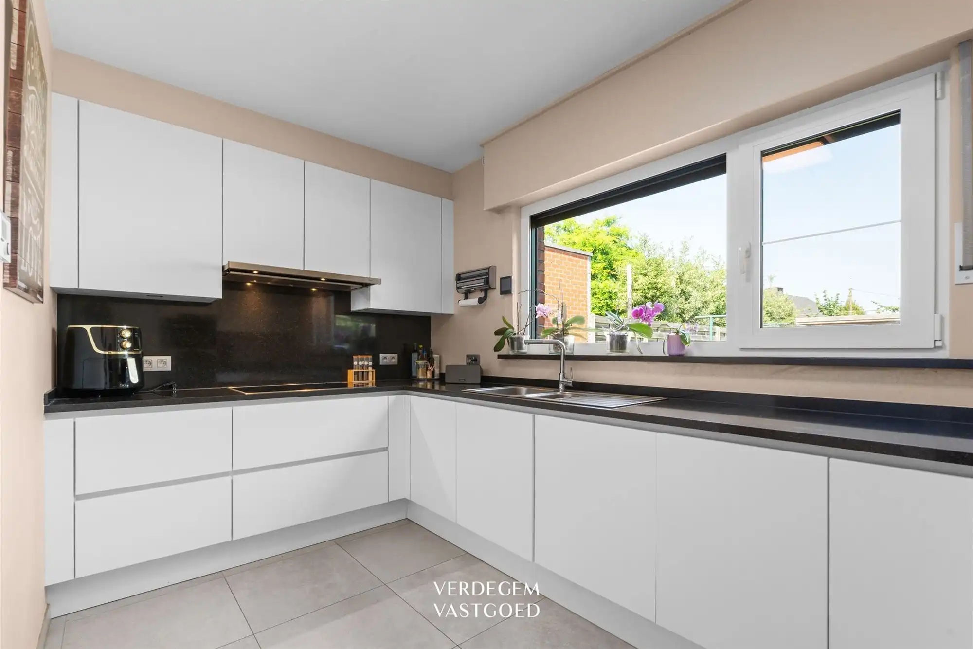 Knappe familiewoning met 4 slaapkamers, garage en geniettuin foto 9