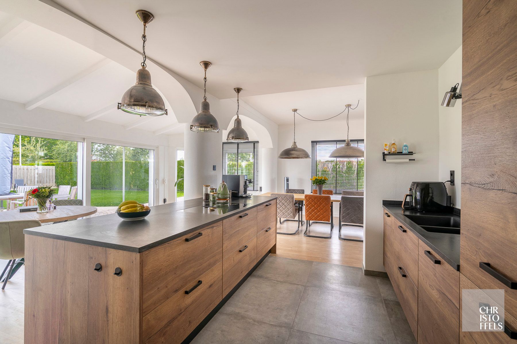 Uitzonderlijk ruime (440m²!) en volledig gerenoveerde woning met commerciële topligging en tal van mogelijkheden in Lanaken! foto 7