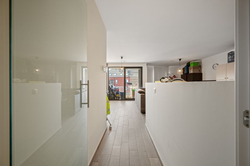Groot 2-slaapkamer appartement met overdekte staanplaats foto 5