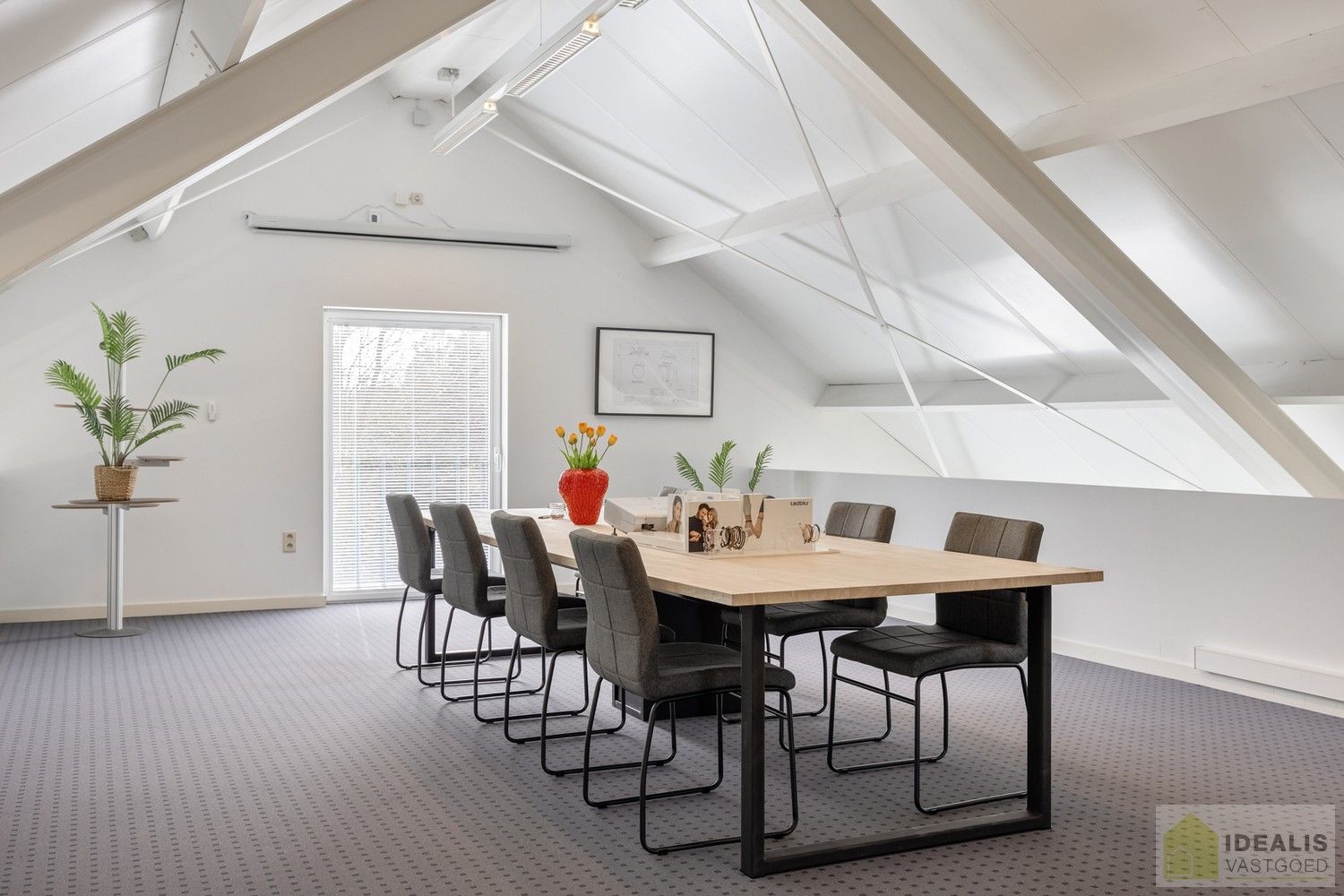 STATIGE, STRAKKE EN UITERST RUIME WONING/KANTOOR MET HOOGSTAANDE AFWERKING EN OOG VOOR DETAIL. VOORZIEN VAN 3 SLAAPKAMERS, RIANTE LEEFRUIMTES ÉN UNIEKE LANDSCAPE KANTOORRUIMTES OP RESIDENTIËLE DOCH GUNSTIGE LOCATIE! foto 40