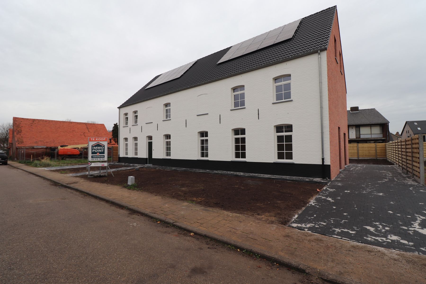 Ruime gezinswoning (ca 245 m²) met 3 slaapkamers op perceel van ca. 330 m². foto {{pictureIndex}}