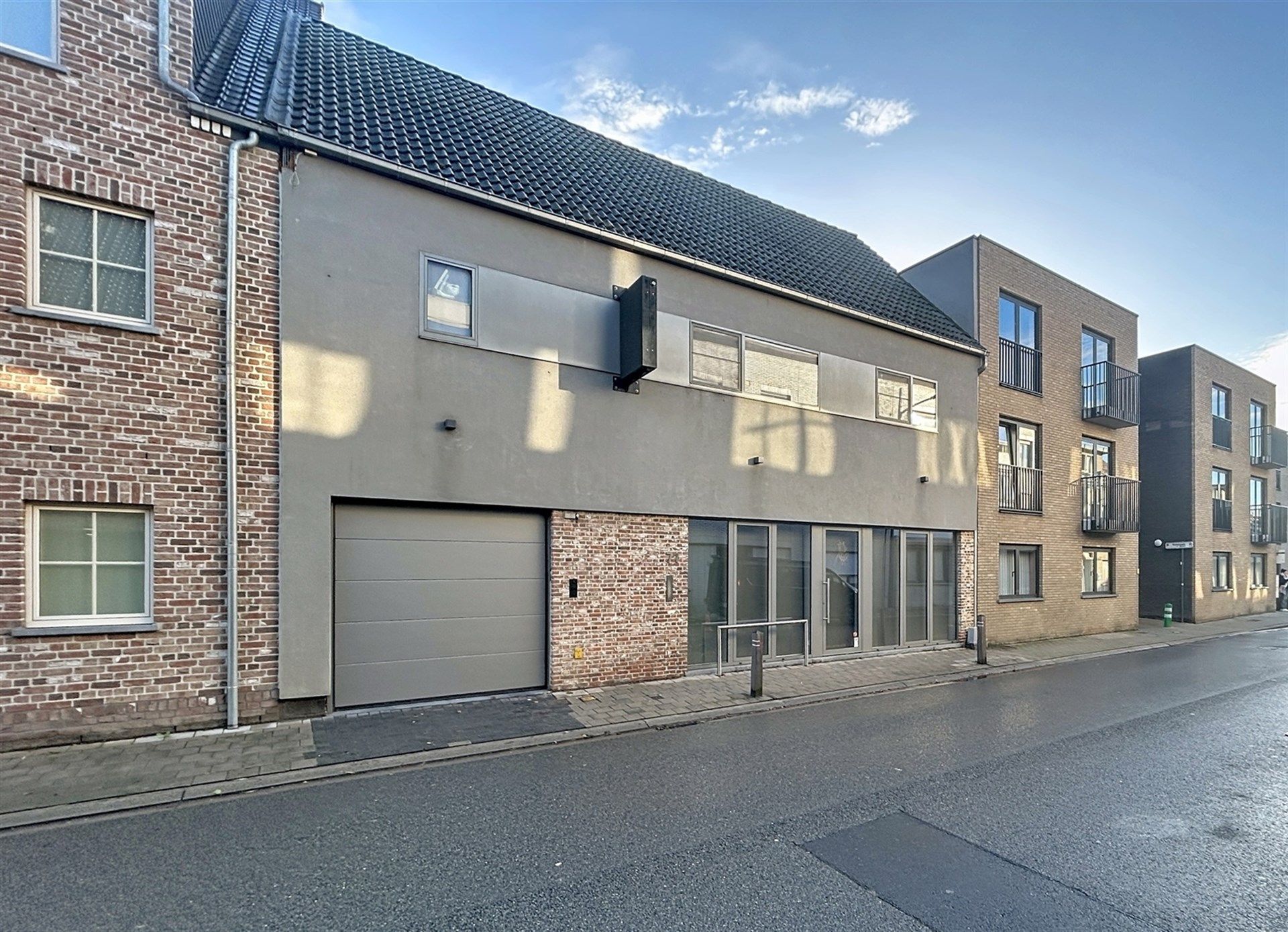 Energiezuinige gezinswoning met 5 slaapkamers en bijgebouw op perceel van 511m² foto {{pictureIndex}}