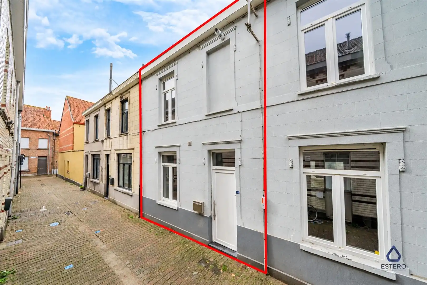 Gerenoveerde rijwoning met 4 slaapkamers in hartje Eeklo foto {{pictureIndex}}