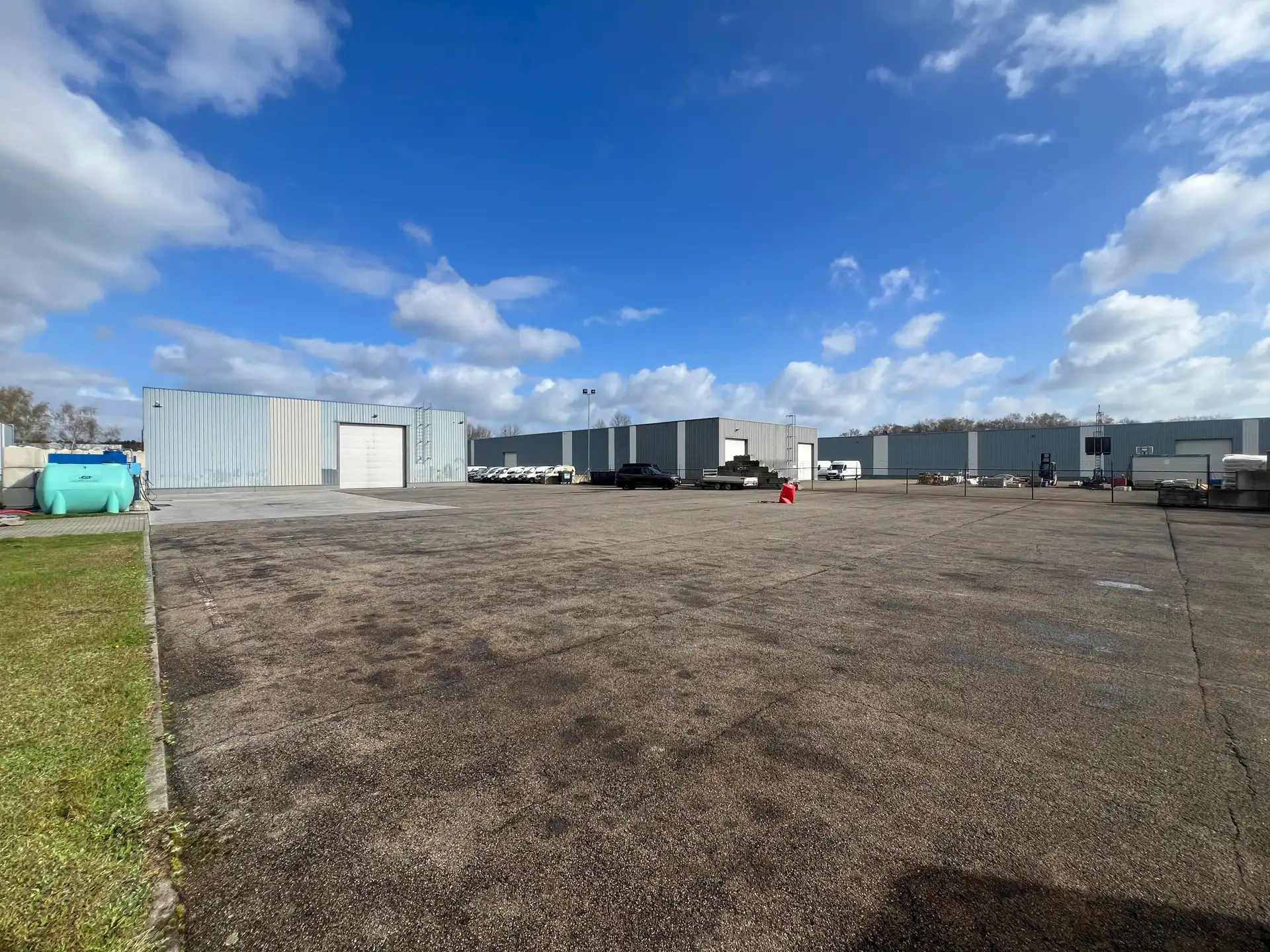 Bedrijfsgebouw met verhard buitenterrein         foto 2