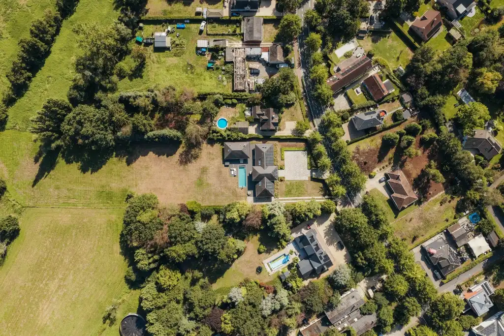 Imposante villa (BJ 2015) met onder meer een buitenzwembad en een sfeervol ingericht bijgebouw met sauna foto 26