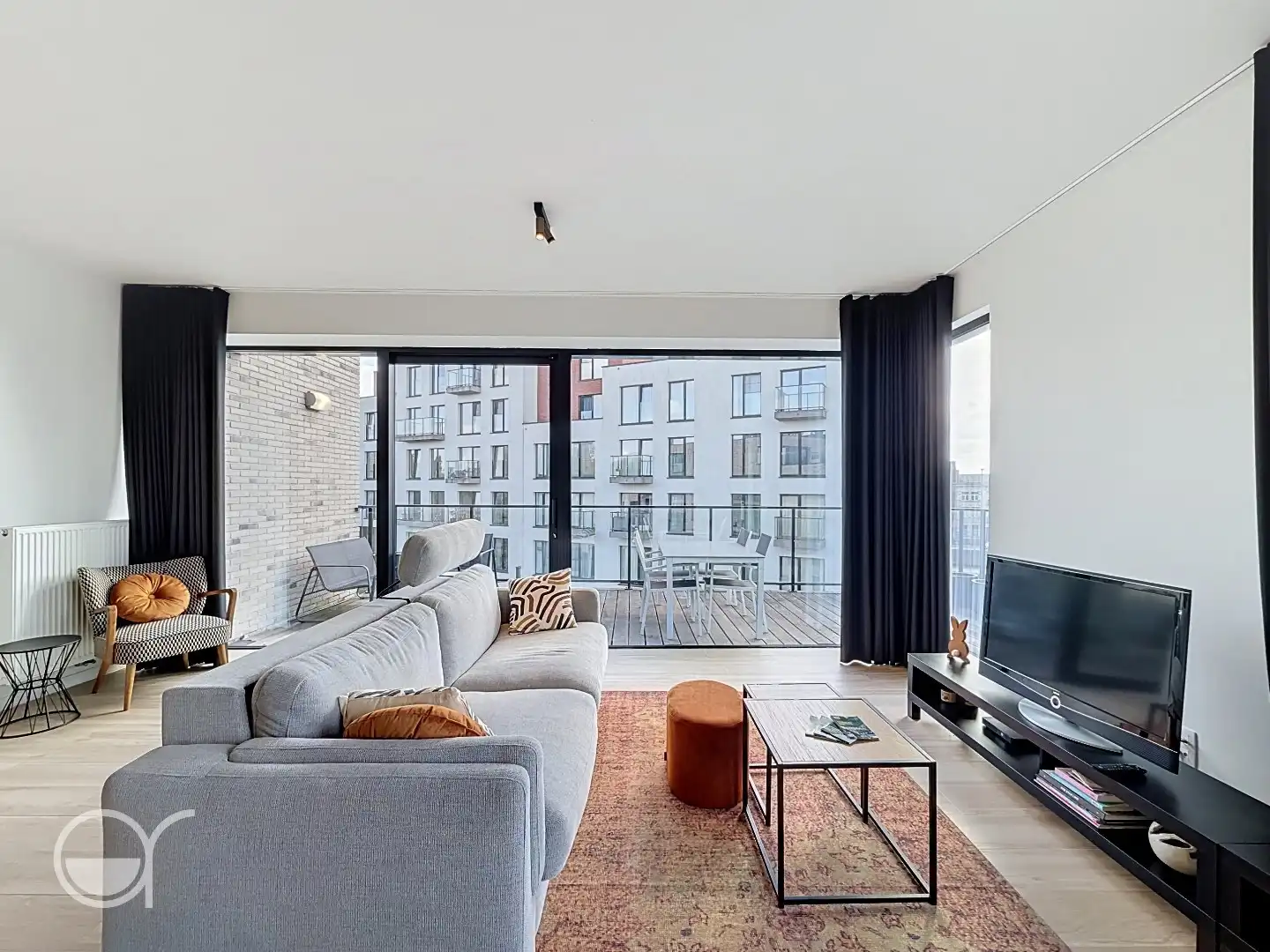 Ruim en lichtrijk tweeslaapkamerappartement met autostaanplaats te huur foto {{pictureIndex}}