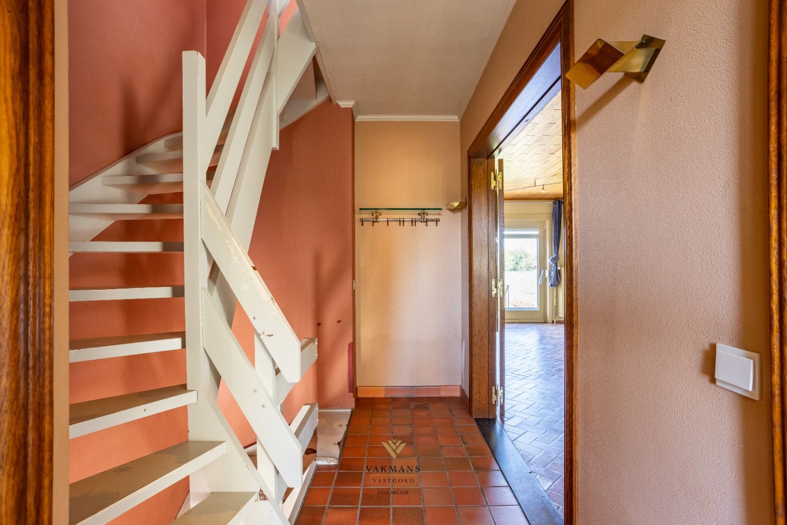 Woning met 3 slaapkamers en grote dubbele garage op prachtige locatie. foto 10