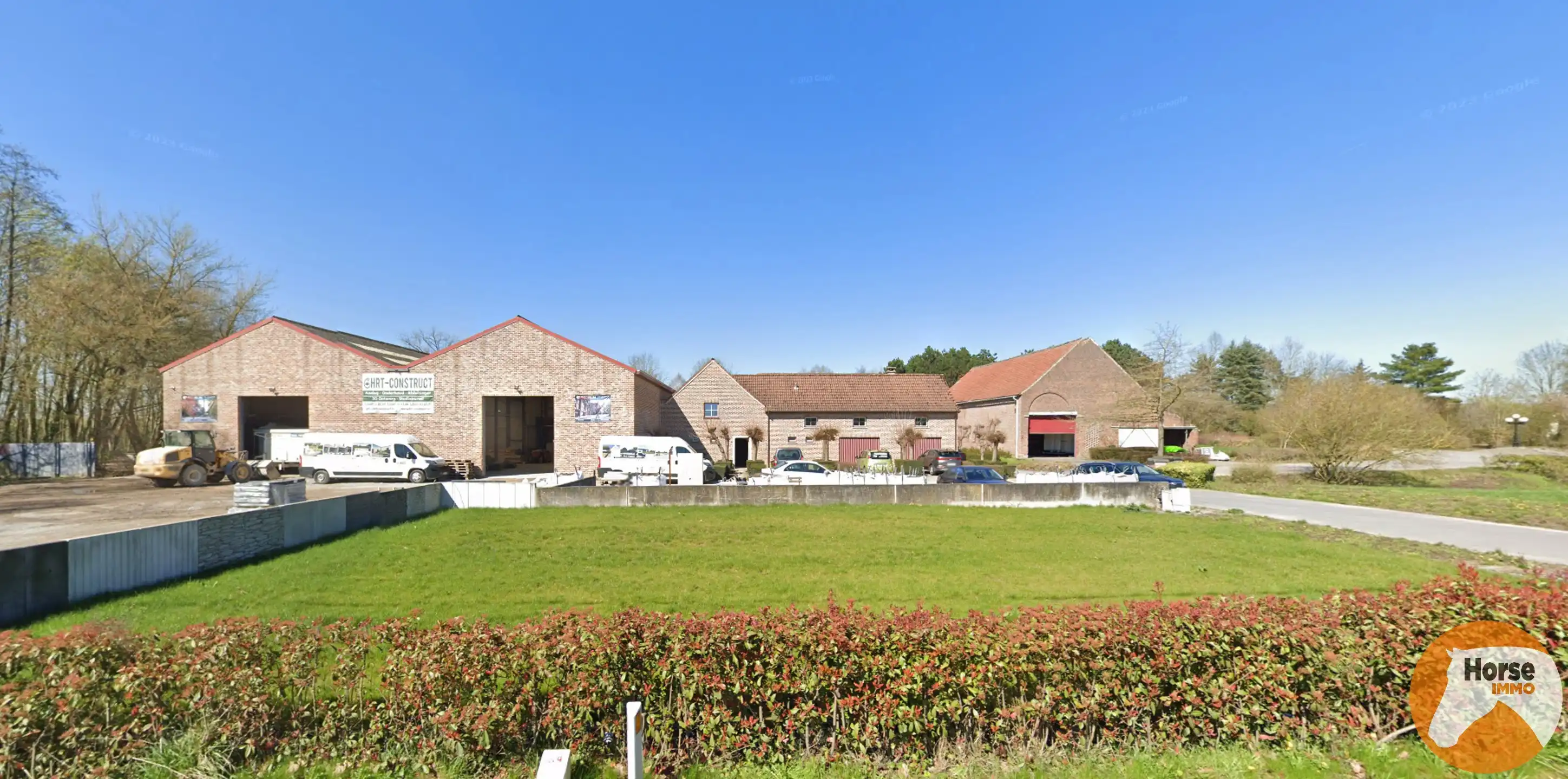 Hoofdfoto van de publicatie: TOLLEMBEEK - Prachtige woning met 3 loodsen op +-2,9ha.